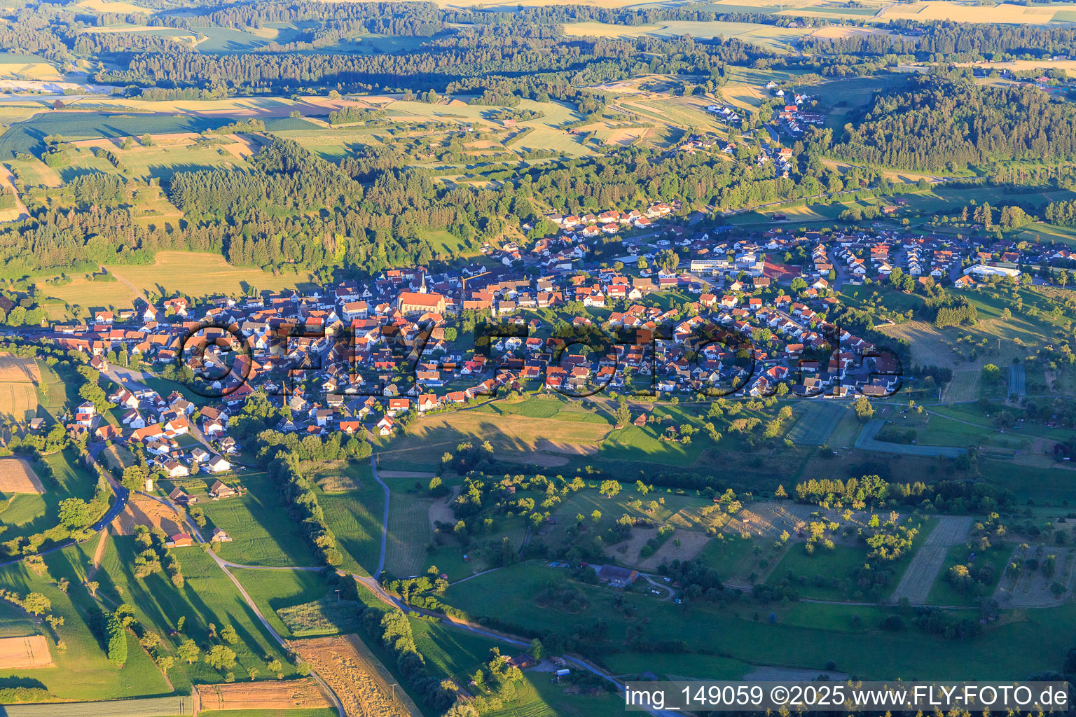 Vue aérienne de Vue du village depuis le nord-ouest à le quartier Altheim in Horb am Neckar dans le département Bade-Wurtemberg, Allemagne