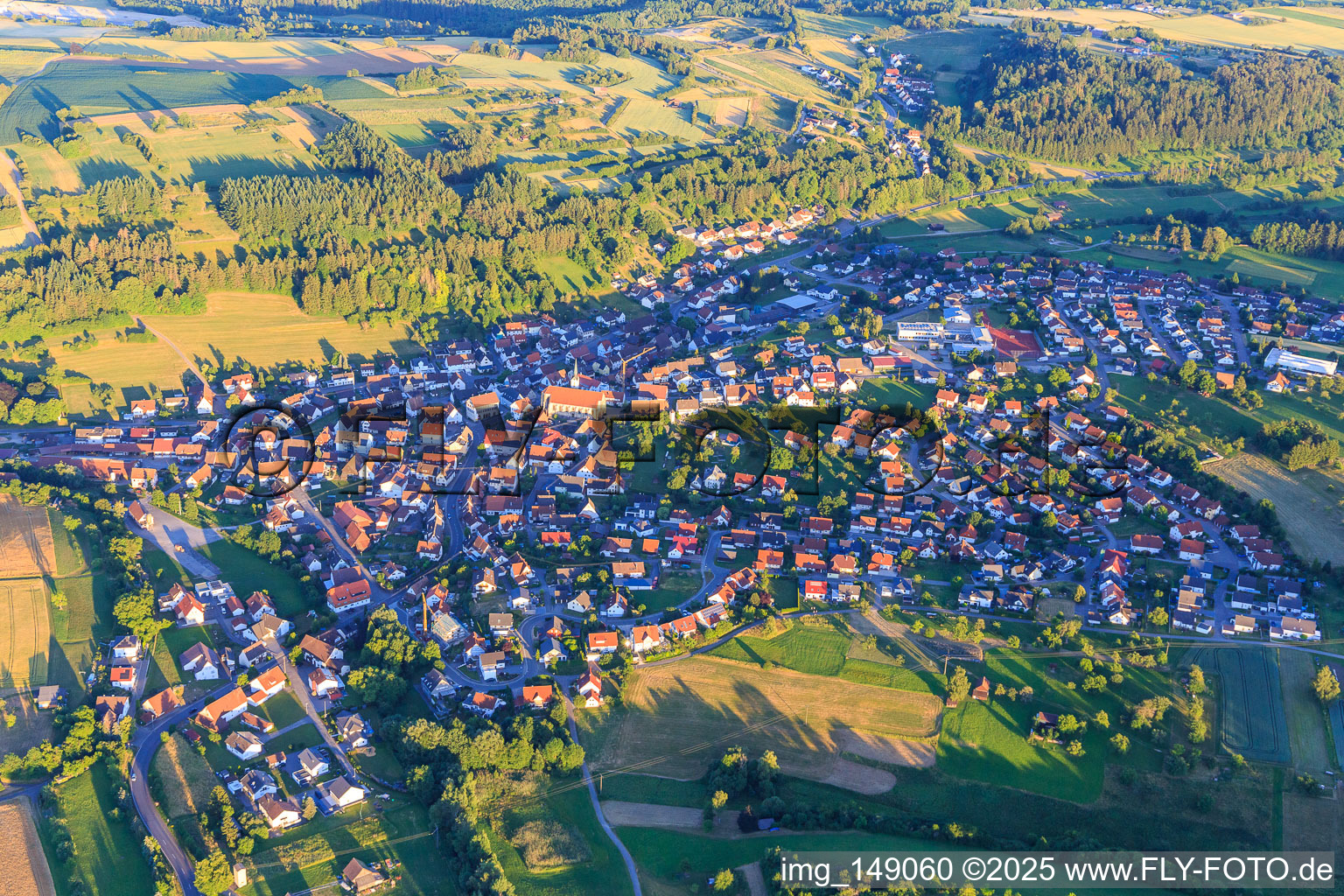 Vue aérienne de Vue d'ensemble du village depuis le nord-ouest avec l'église de la Nativité de Marie à le quartier Altheim in Horb am Neckar dans le département Bade-Wurtemberg, Allemagne