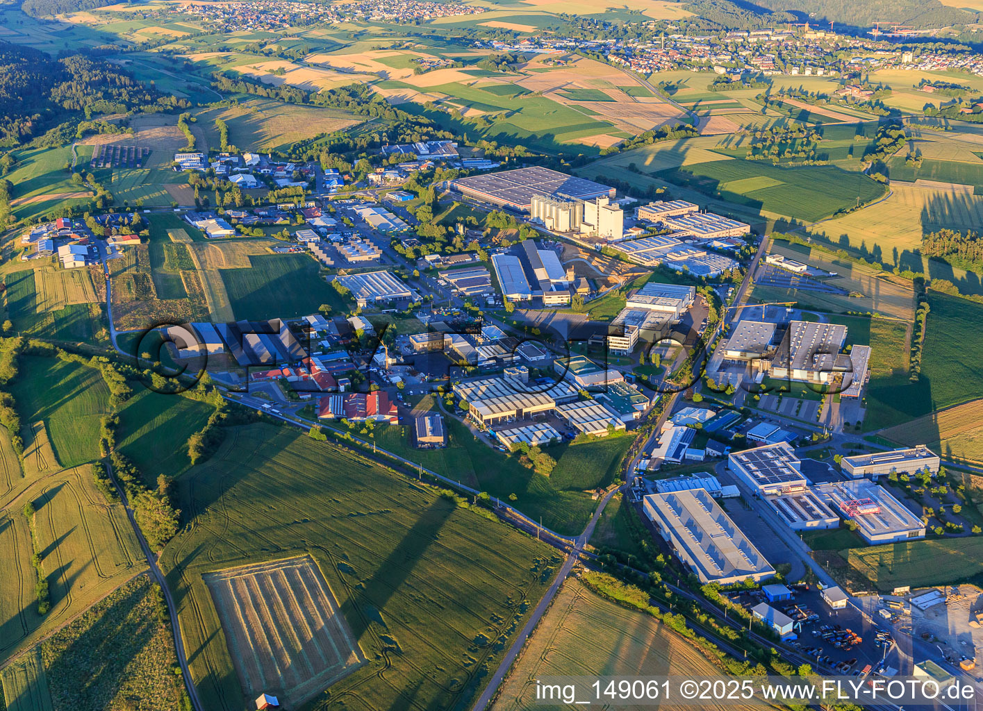 Vue aérienne de Zone industrielle Industriestraße avec Schäflein Logistics GmbH, fischer Werkzeug- und Formenbau GmbH, Maschinenfabrik Lauffer GmbH & Co. KG, P3 Logistic Parks, Volz Luftfilter GmbH & Co. KG et Rettenmeier Mühle GmbH, ALBA Süd GmbH & Co. KG - Horb à Horb am Neckar dans le département Bade-Wurtemberg, Allemagne