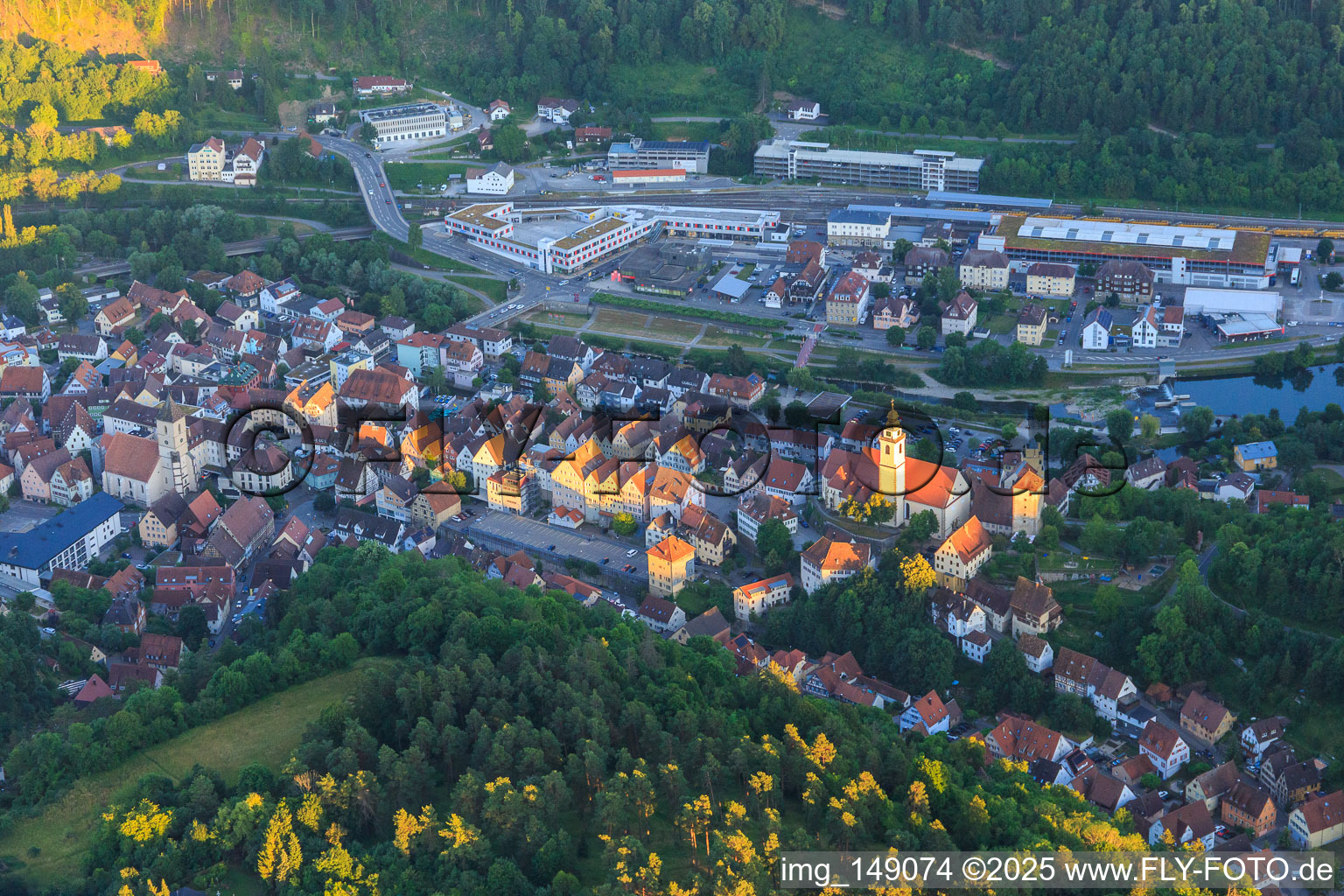 Vue aérienne de Vieille ville avec la Marktstraße, le château de Hohenberg et la collégiale Sainte-Croix à Horb am Neckar dans le département Bade-Wurtemberg, Allemagne