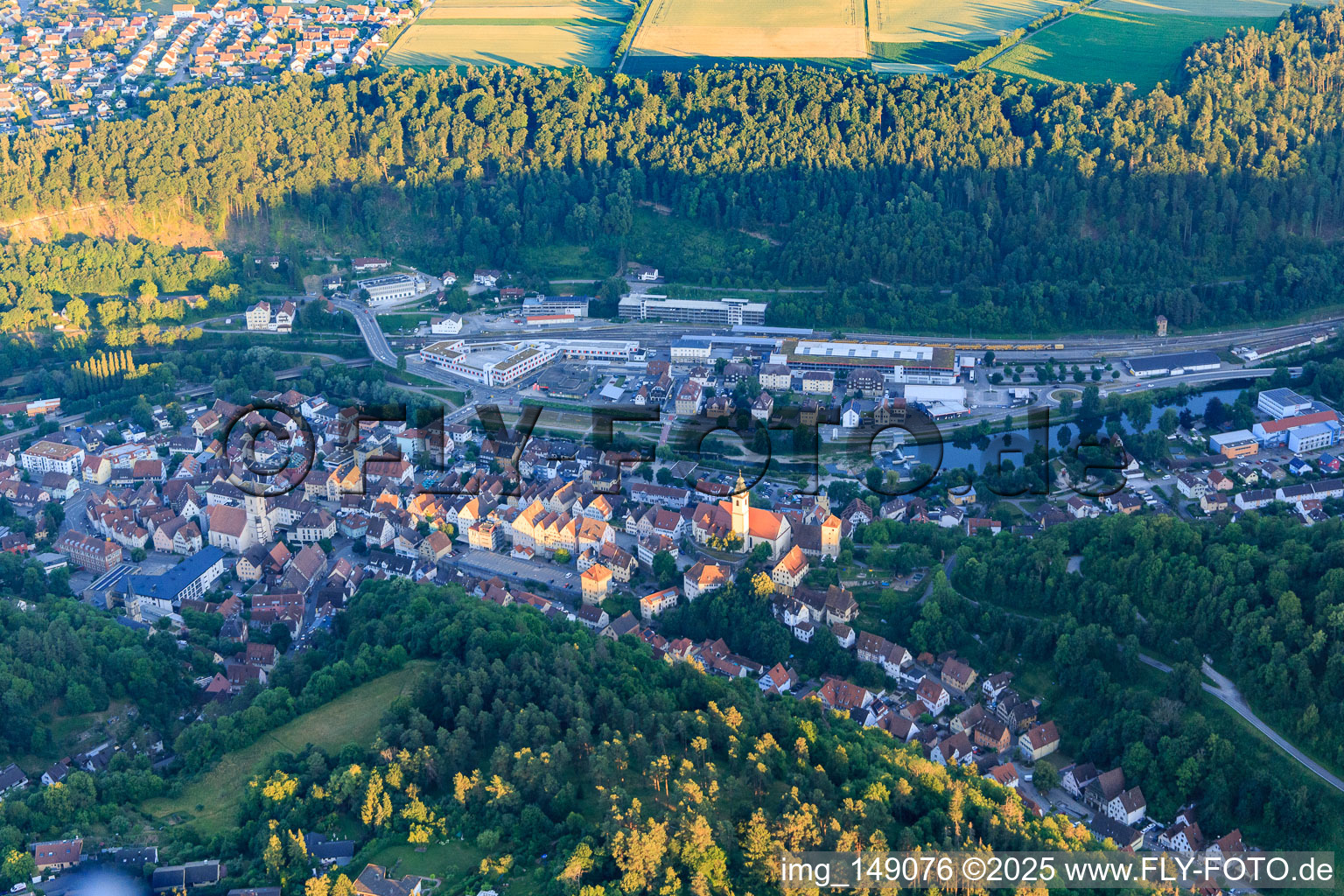 Vue aérienne de Vieille ville avec la Marktstraße, le château de Hohenberg et la collégiale Sainte-Croix à Horb am Neckar dans le département Bade-Wurtemberg, Allemagne