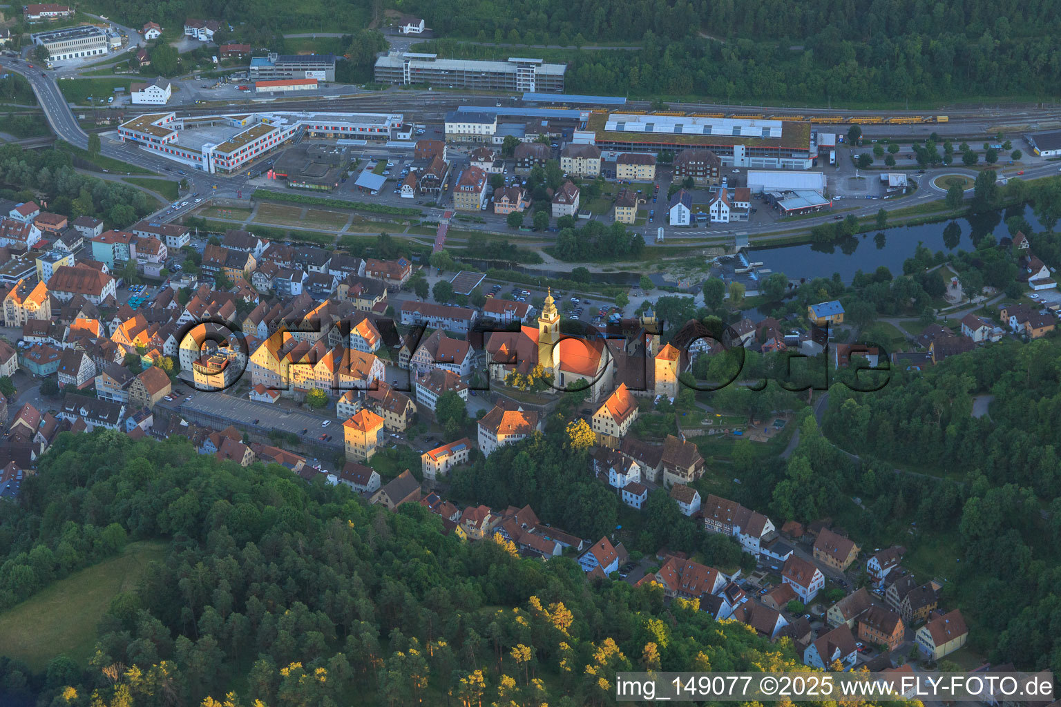 Photographie aérienne de Vieille ville avec la Marktstraße, le château de Hohenberg et la collégiale Sainte-Croix à Horb am Neckar dans le département Bade-Wurtemberg, Allemagne
