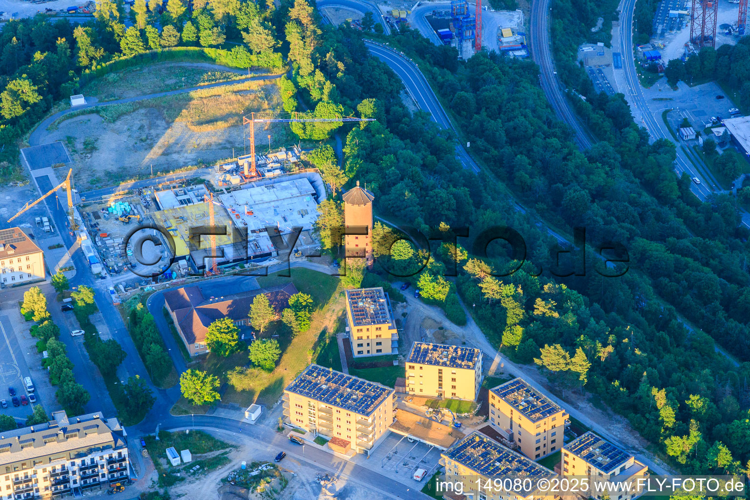 Vue aérienne de Geschwister-Scholl-Straße avec château d'eau, VIA Horb eV et chantier de construction sur l'ancien terrain de sport du Galgenberg à Horb am Neckar dans le département Bade-Wurtemberg, Allemagne