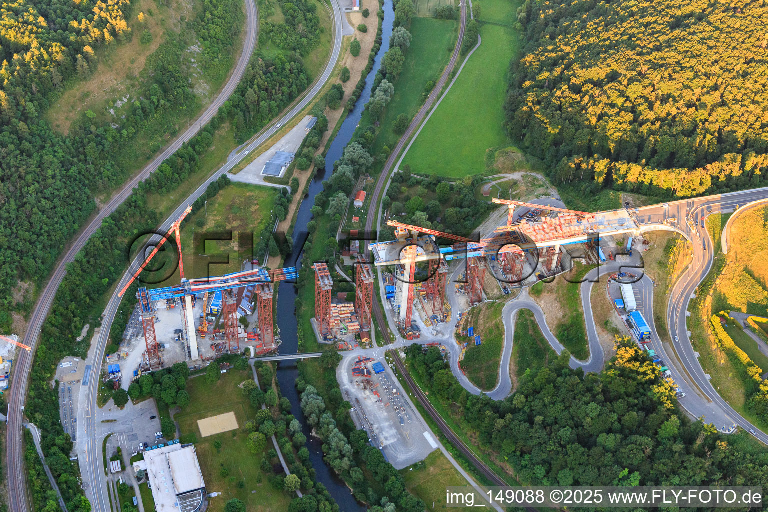 Chantier de construction du pont supérieur du Neckartal Horb am Neckar pour traverser le Neckar pour la B32 / B28 à le quartier Nordstetten in Horb am Neckar dans le département Bade-Wurtemberg, Allemagne hors des airs