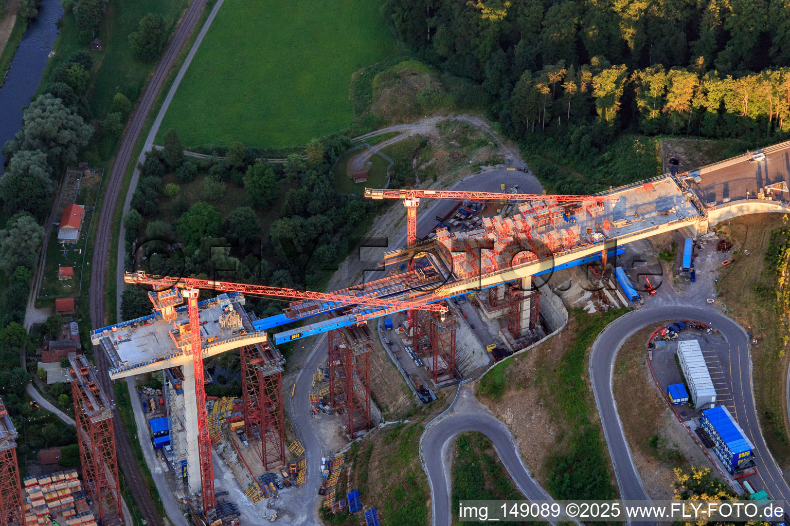 Chantier de construction du pont supérieur du Neckartal Horb am Neckar pour traverser le Neckar pour la B32 / B28 à le quartier Nordstetten in Horb am Neckar dans le département Bade-Wurtemberg, Allemagne vue d'en haut