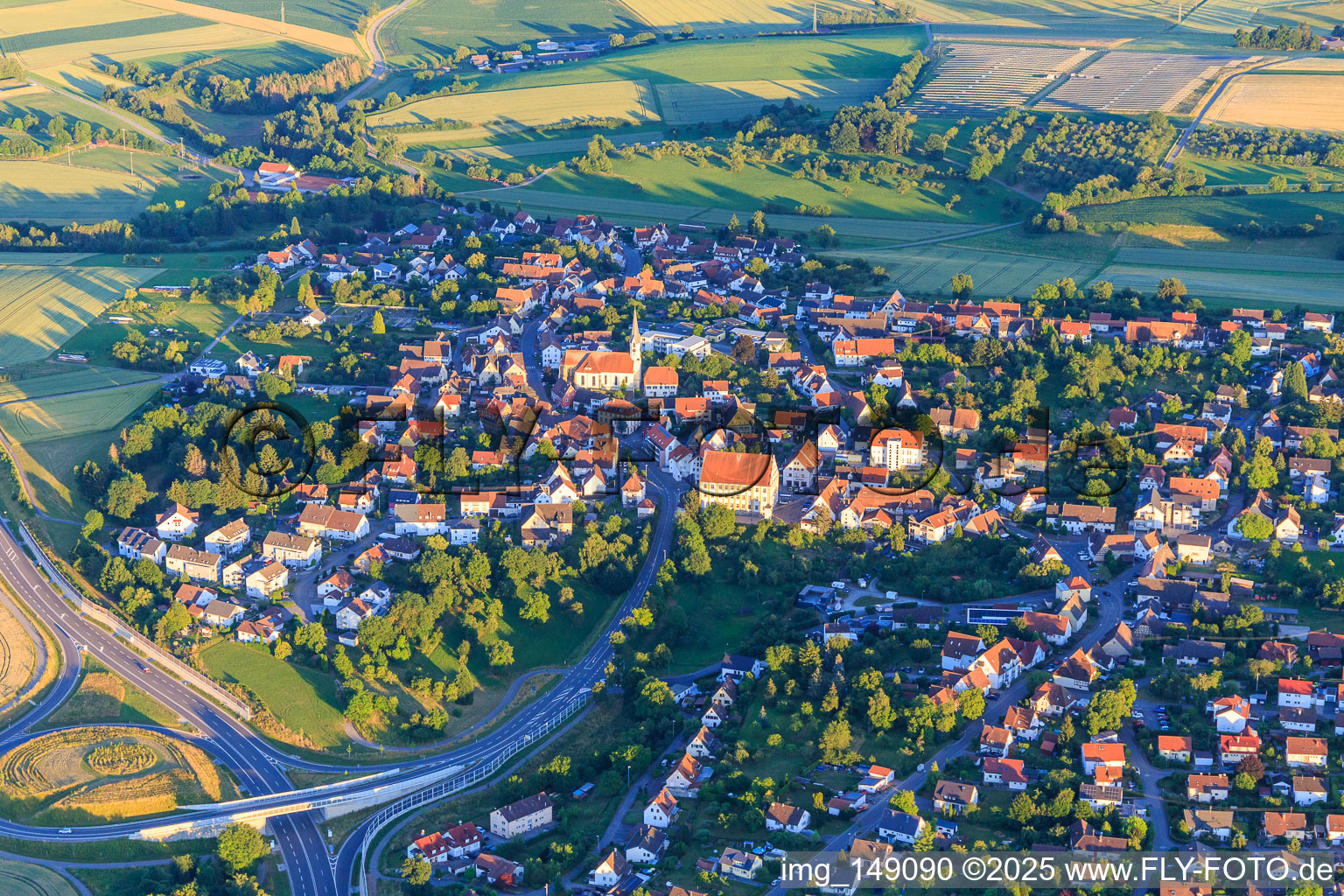 Vue aérienne de Vue du village depuis l'ouest sur la B32 à le quartier Nordstetten in Horb am Neckar dans le département Bade-Wurtemberg, Allemagne