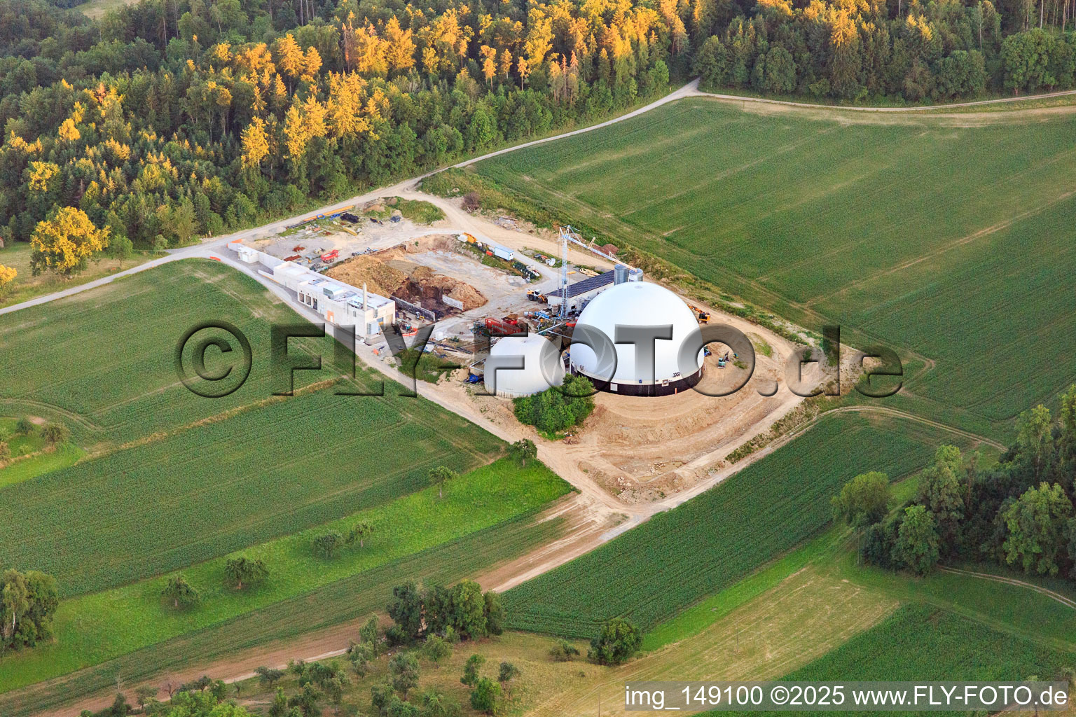 Vue aérienne de Réacteurs à biogaz et toits photovoltaïques à Sulz am Neckar dans le département Bade-Wurtemberg, Allemagne