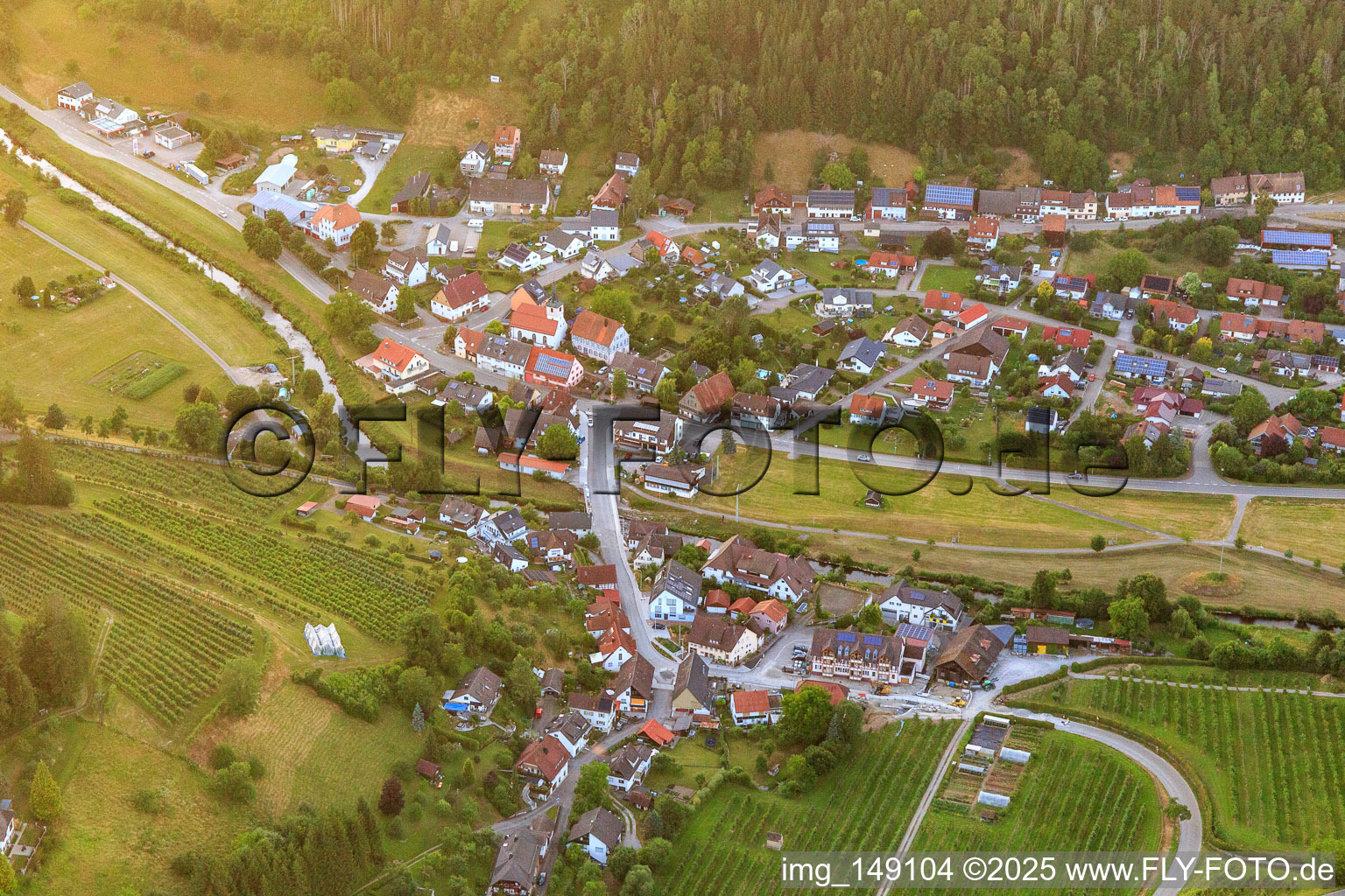Vue aérienne de Vue du village dans la vallée de Glatt depuis le sud à le quartier Hopfau in Sulz am Neckar dans le département Bade-Wurtemberg, Allemagne