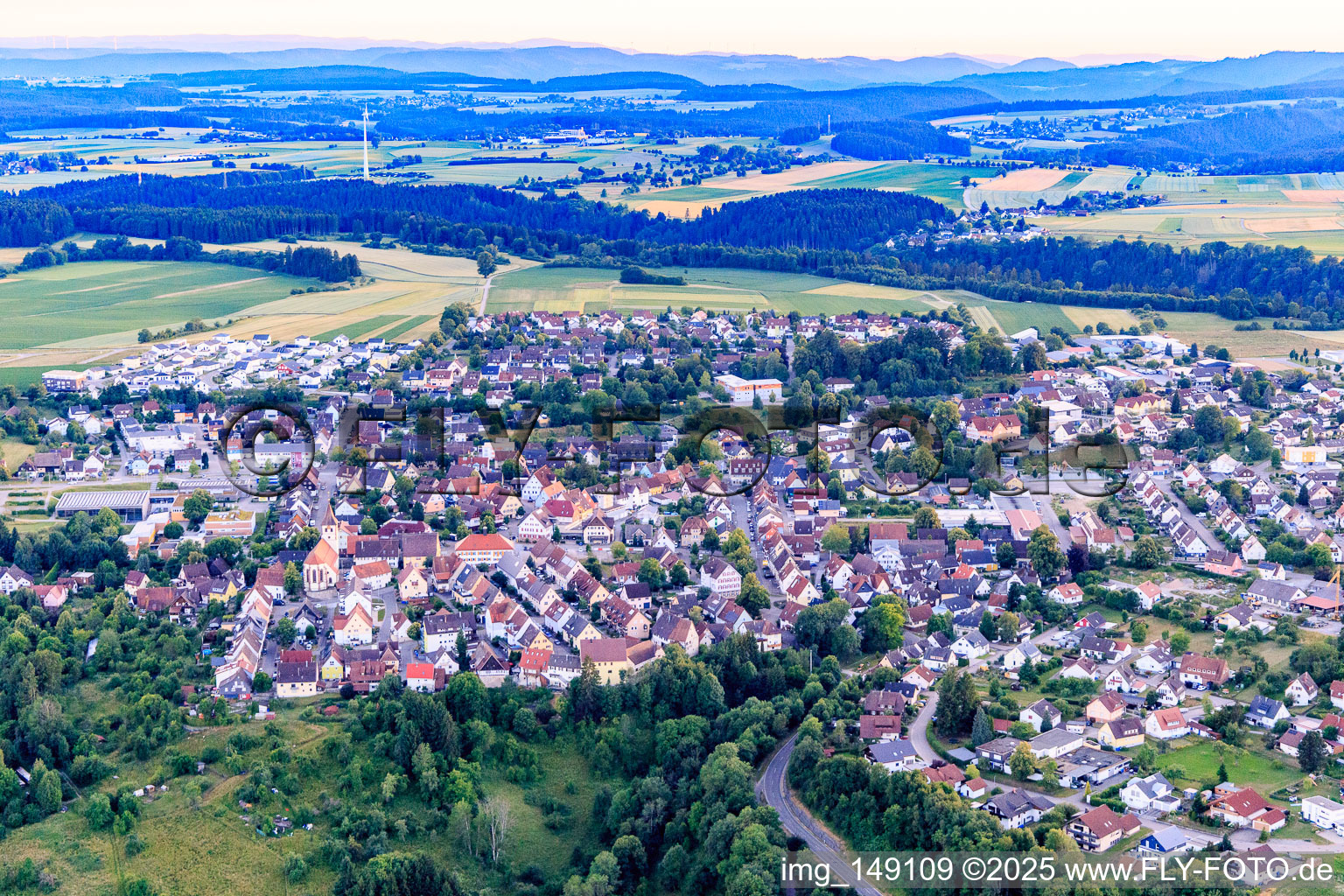 Vue aérienne de Vue de la ville depuis le nord-est à Dornhan dans le département Bade-Wurtemberg, Allemagne