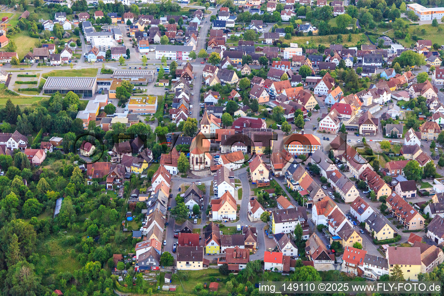 Vue aérienne de Centre-ville avec église protestante à Dornhan dans le département Bade-Wurtemberg, Allemagne