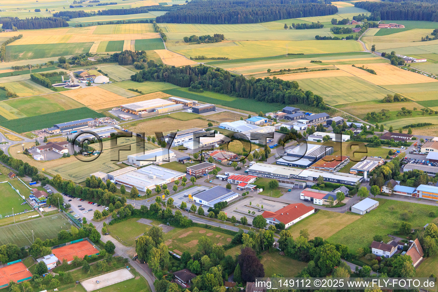 Vue aérienne de Zone industrielle de Maybachstraße avec Ziegler Fleischerei- und Gastronomiebedarfs GmbH & Co. KG, MADO GmbH et TMCK 4.0 GmbH à Dornhan dans le département Bade-Wurtemberg, Allemagne