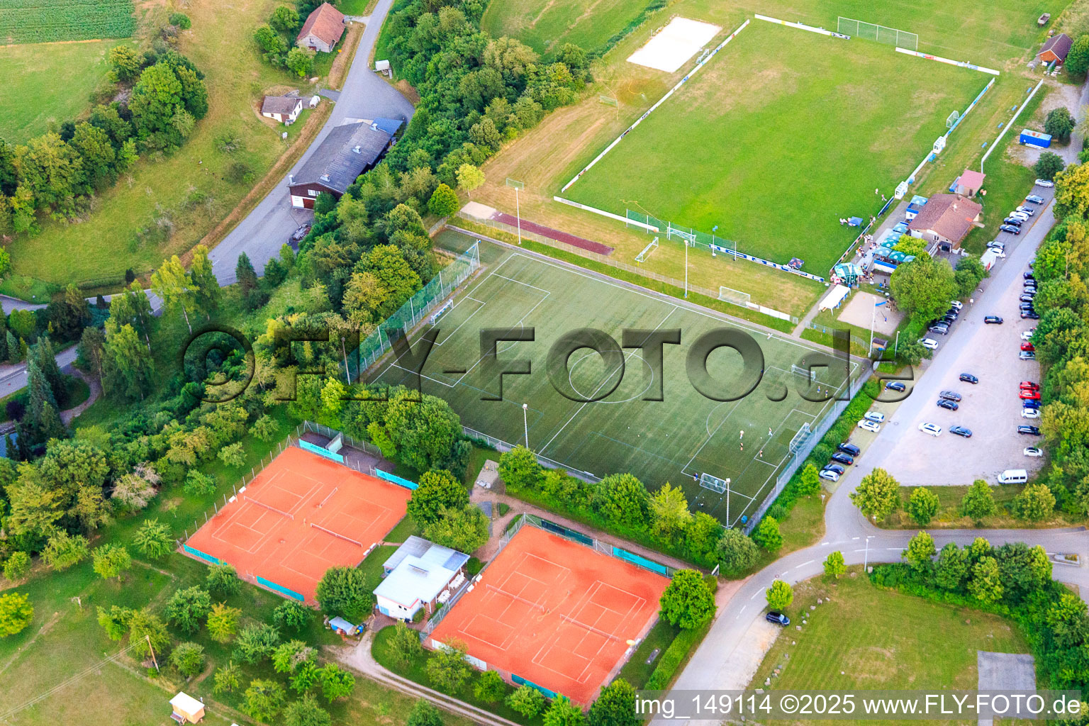 Vue aérienne de Terrains de sport du club de tennis et du TSF Dornhan à Dornhan dans le département Bade-Wurtemberg, Allemagne