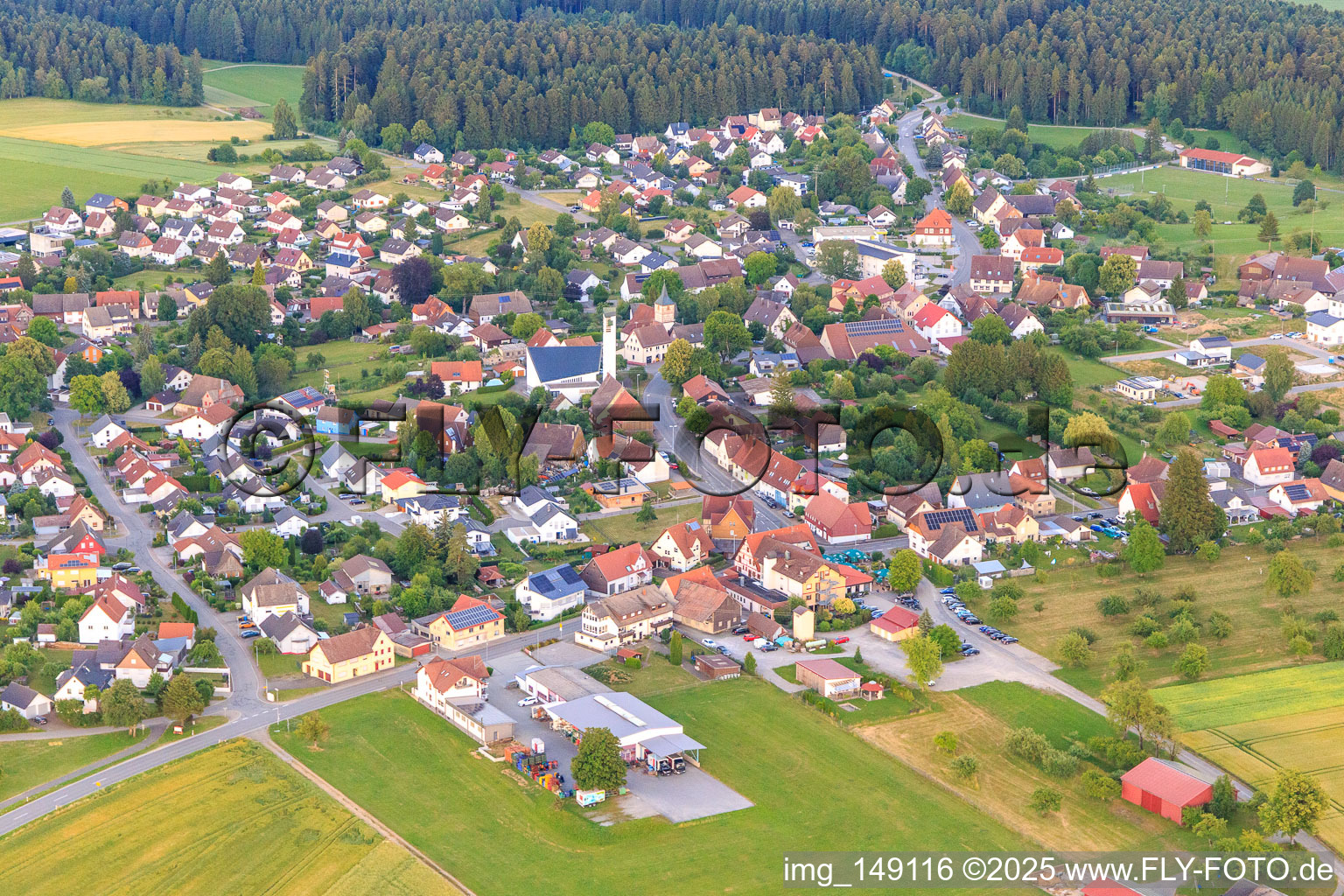 Vue aérienne de Vue du village depuis le nord-ouest à le quartier Marschalkenzimmern in Dornhan dans le département Bade-Wurtemberg, Allemagne