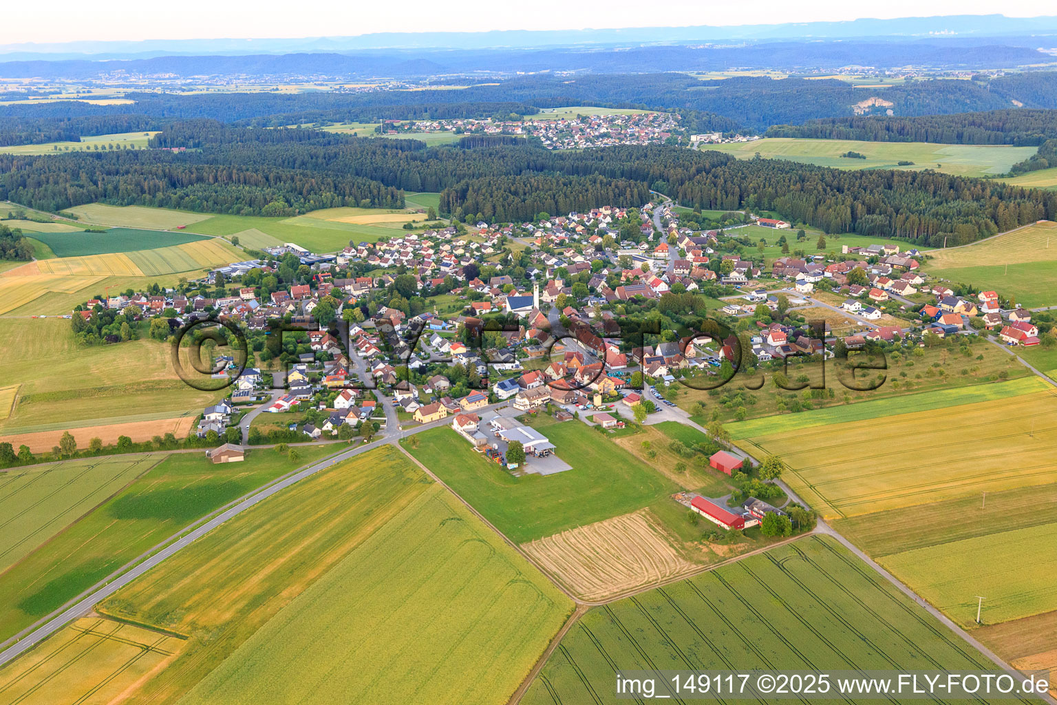 Vue aérienne de Vue du village depuis l'ouest à le quartier Marschalkenzimmern in Dornhan dans le département Bade-Wurtemberg, Allemagne