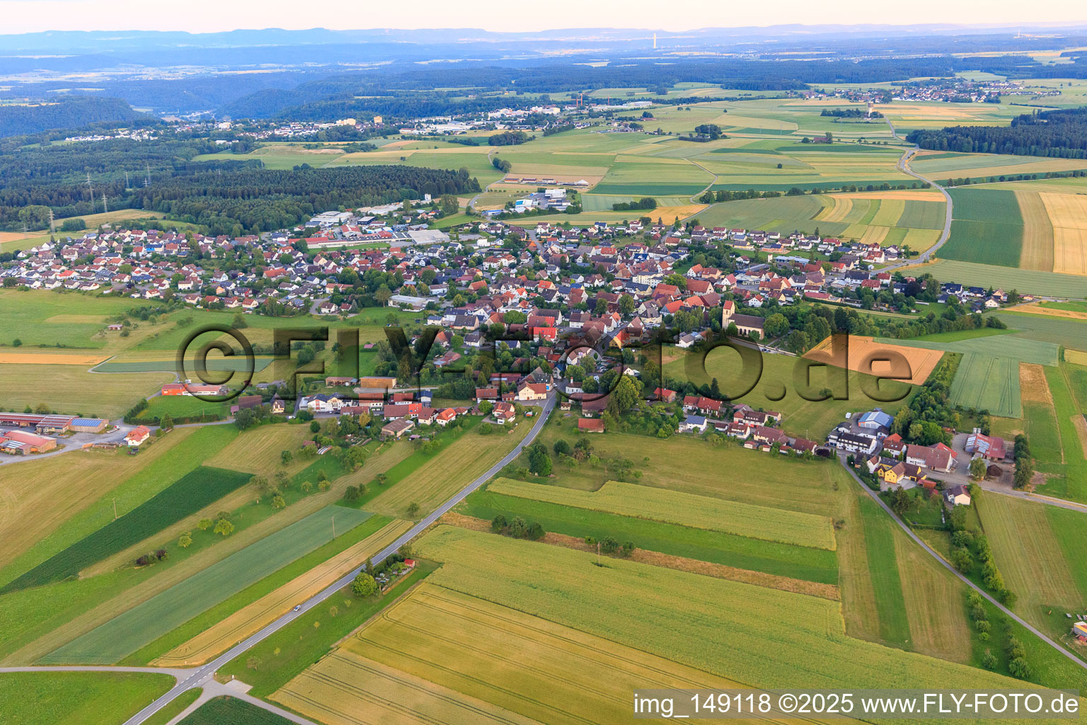 Vue aérienne de Vue du village depuis le nord à le quartier Hochmössingen in Oberndorf am Neckar dans le département Bade-Wurtemberg, Allemagne