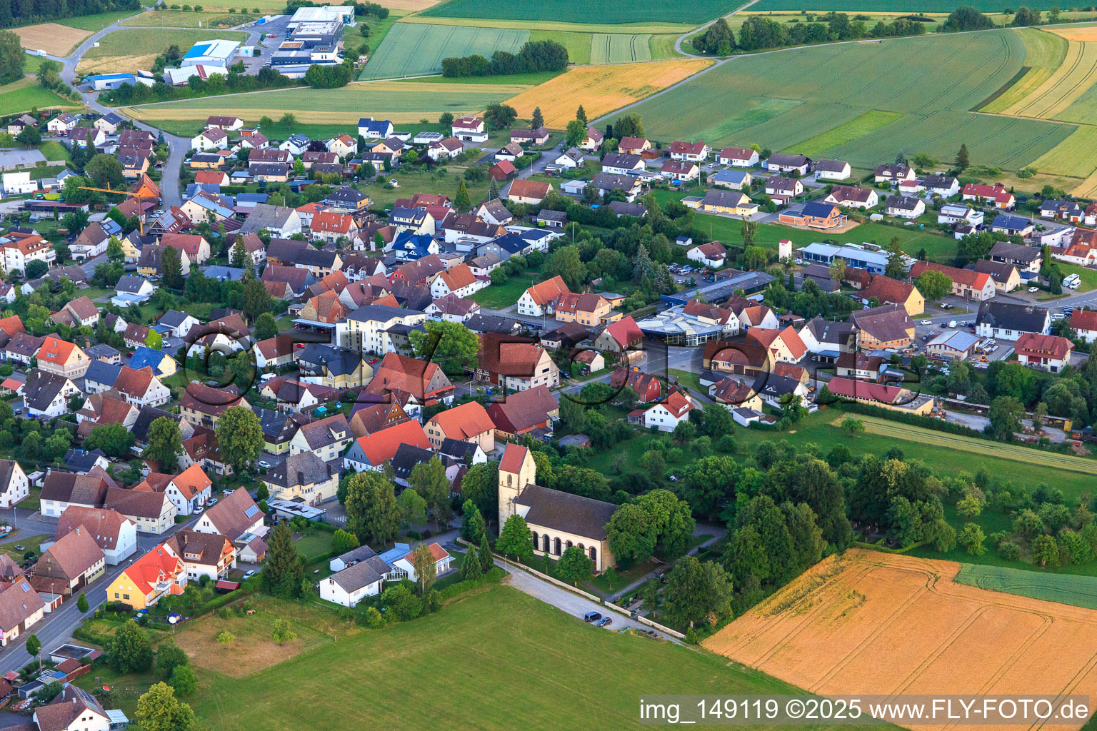 Vue aérienne de Vue du village depuis le nord avec l'église Saint-Otmar à le quartier Hochmössingen in Oberndorf am Neckar dans le département Bade-Wurtemberg, Allemagne