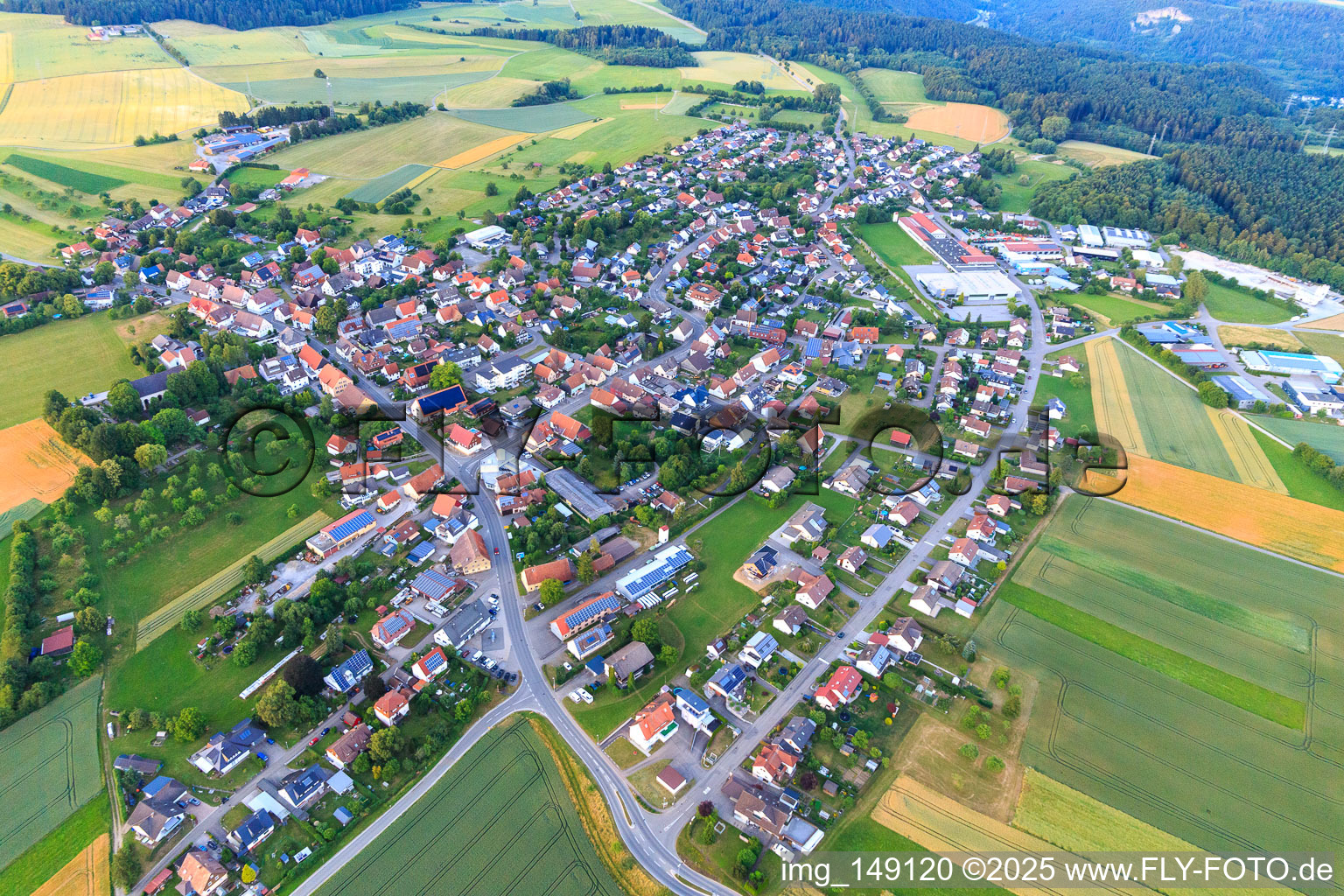 Vue aérienne de Vue d'ensemble du village depuis l'ouest à le quartier Hochmössingen in Oberndorf am Neckar dans le département Bade-Wurtemberg, Allemagne