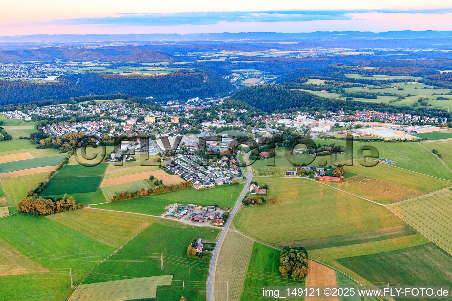 Vue aérienne de Vue de la ville depuis le nord-est à le quartier Lindenhof in Oberndorf am Neckar dans le département Bade-Wurtemberg, Allemagne