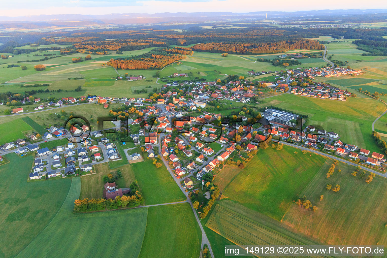 Vue aérienne de Vue d'ensemble du village depuis le nord-ouest à le quartier Beffendorf in Oberndorf am Neckar dans le département Bade-Wurtemberg, Allemagne