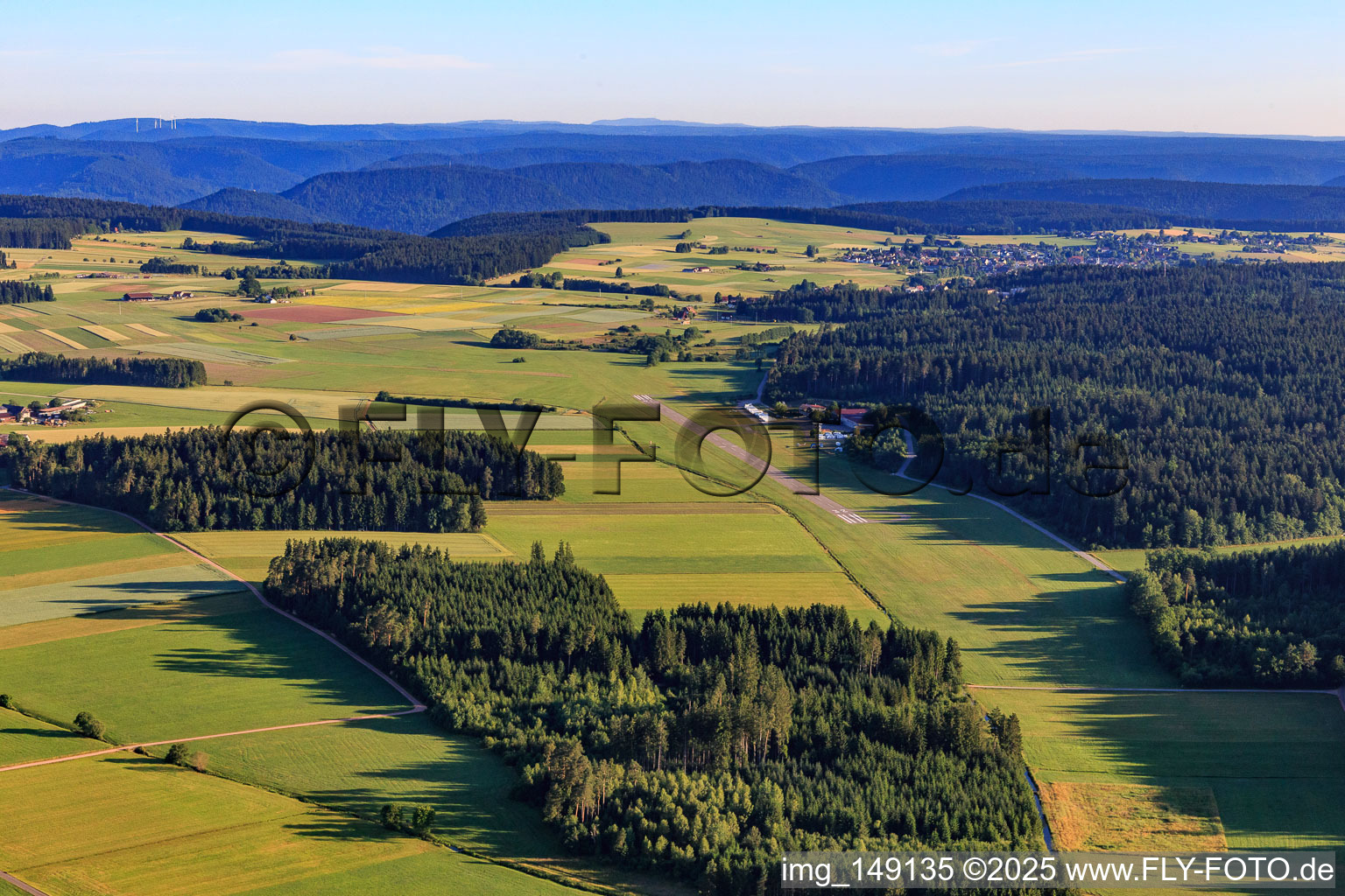 Vue aérienne de Aéroport Winzeln - EDTW à le quartier Winzeln in Fluorn-Winzeln dans le département Bade-Wurtemberg, Allemagne