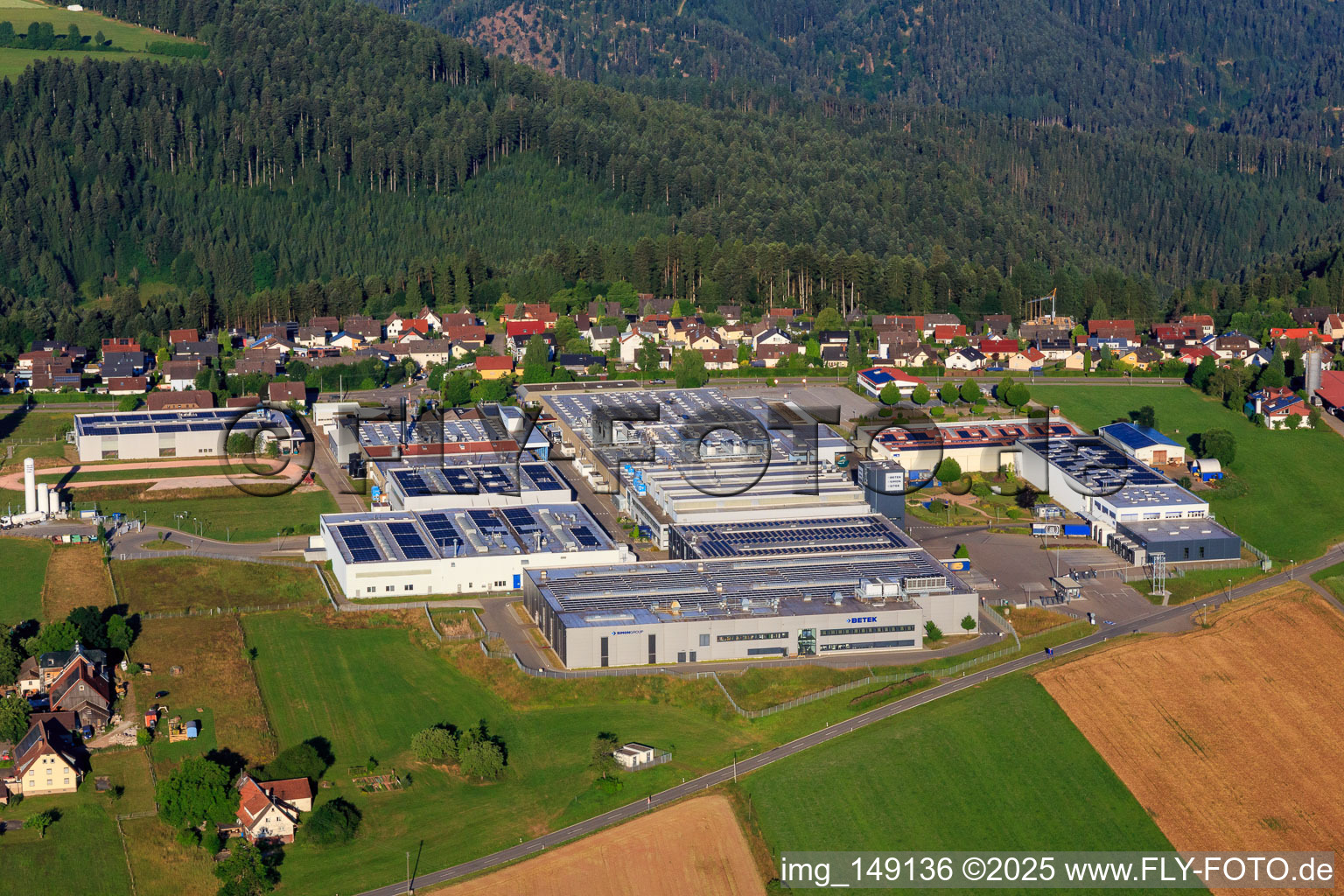 Vue aérienne de Zone industrielle Sulgener Straße avec BETEK GmbH & Co.KG, SIMON GROUP Aichhalden, SITEK - A BETEK BRAND et Karl SIMON GmbH & Co. KG à le quartier Vorderaichhalden in Aichhalden dans le département Bade-Wurtemberg, Allemagne