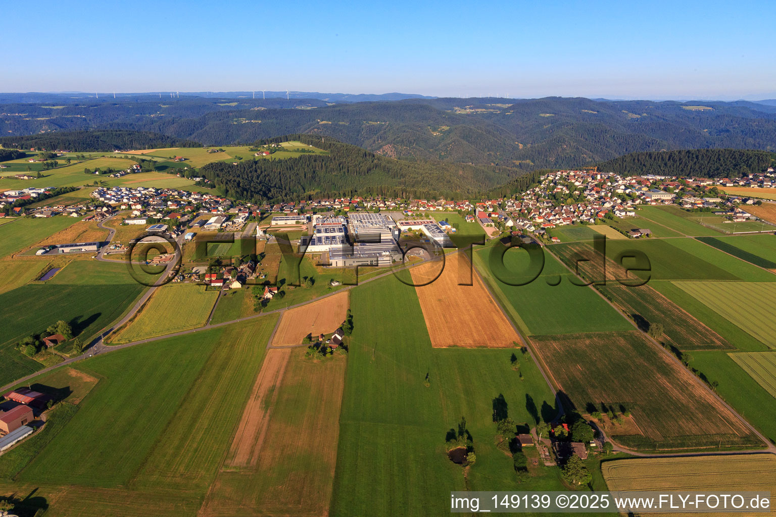 Vue aérienne de Vue de la ville depuis l'est à le quartier Vorderaichhalden in Aichhalden dans le département Bade-Wurtemberg, Allemagne