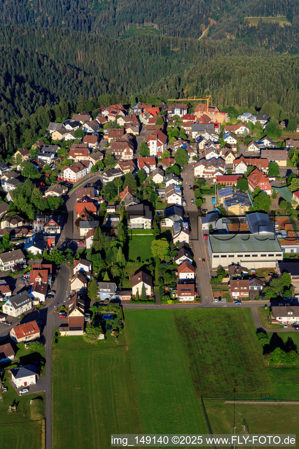 Vue aérienne de Vue de la ville depuis l'est avec la salle Josef Merz à le quartier Vorderaichhalden in Aichhalden dans le département Bade-Wurtemberg, Allemagne