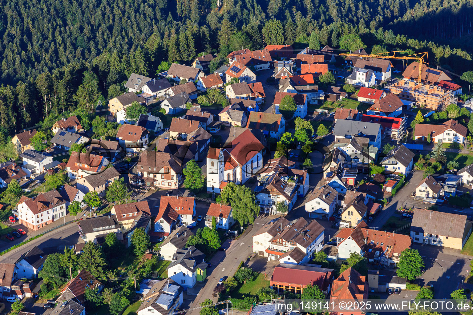 Vue aérienne de Vue de la ville depuis l'est avec l'église Saint-Michel à le quartier Vorderaichhalden in Aichhalden dans le département Bade-Wurtemberg, Allemagne