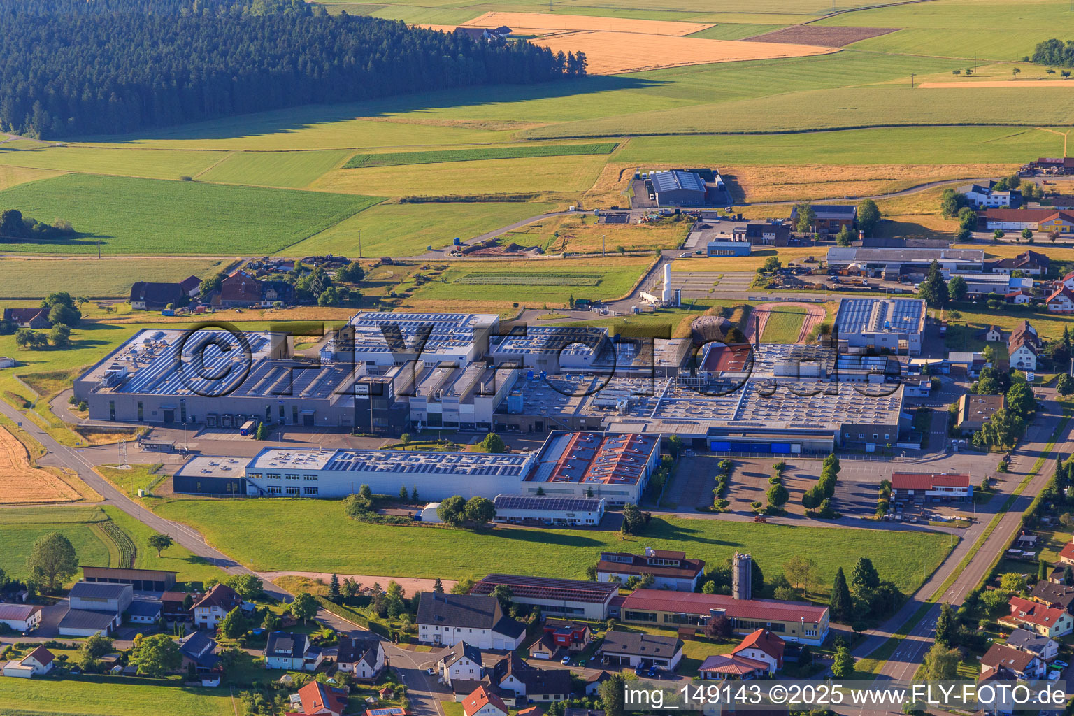Vue aérienne de Zone industrielle Sulgener Straße vue du nord avec BETEK GmbH & Co.KG, SIMON GROUP Aichhalden, SITEK - A BETEK BRAND et Karl SIMON GmbH & Co. KG à le quartier Vorderaichhalden in Aichhalden dans le département Bade-Wurtemberg, Allemagne