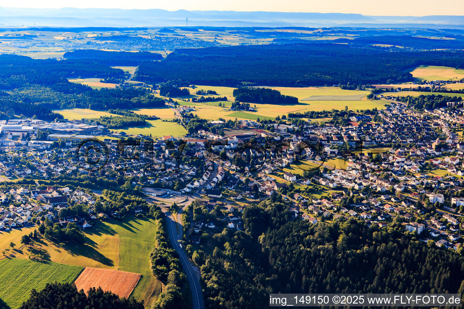 Vue aérienne de Vue de la ville depuis l'ouest à le quartier Sulgen in Schramberg dans le département Bade-Wurtemberg, Allemagne