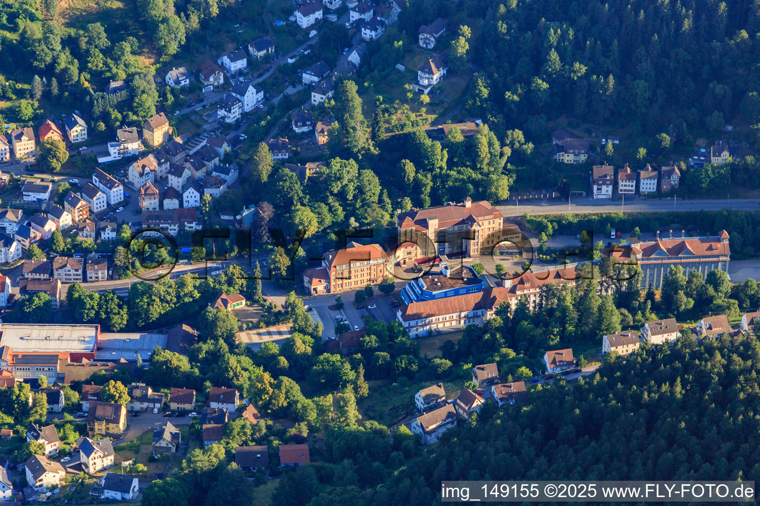Vue aérienne de Musée du chemin de fer de la Forêt-Noire, Musée du diesel et Musée de l'automobile et de l'horlogerie ErfinderZeiten Schramberg à Schramberg dans le département Bade-Wurtemberg, Allemagne