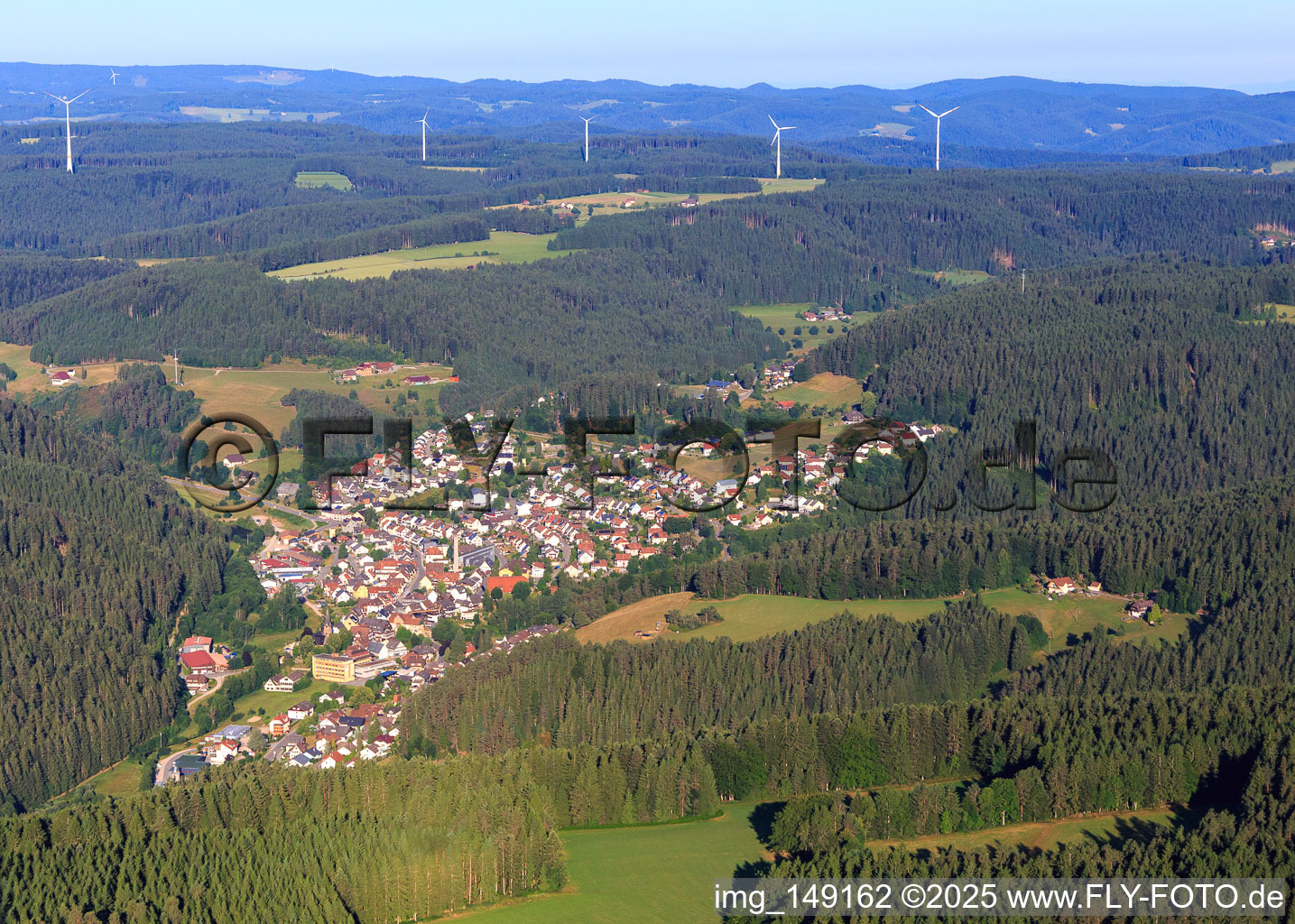 Vue aérienne de Vue de la ville depuis l'est à le quartier Tennenbronn in Schramberg dans le département Bade-Wurtemberg, Allemagne