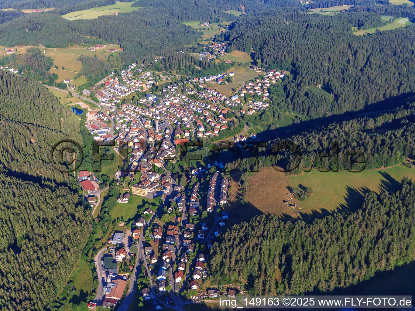 Vue aérienne de Vue d'ensemble de la ville depuis l'est à le quartier Tennenbronn in Schramberg dans le département Bade-Wurtemberg, Allemagne