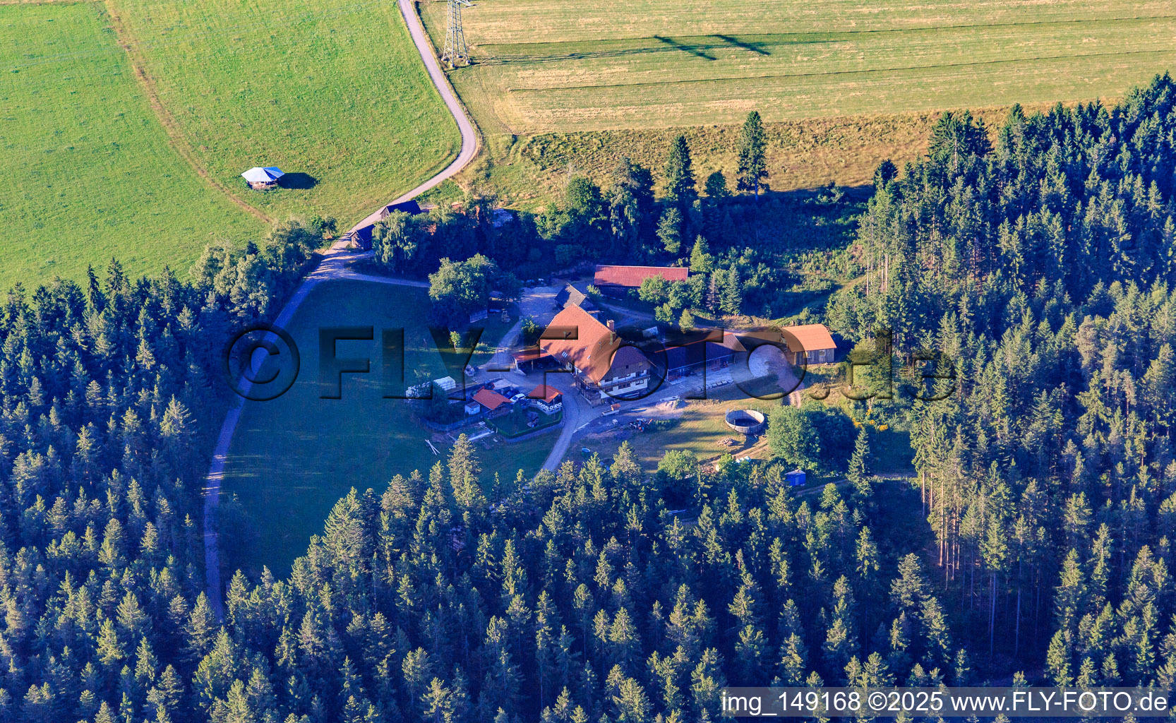 Vue aérienne de Schwarzwaldhof am Langenberg à le quartier Bruck in Schramberg dans le département Bade-Wurtemberg, Allemagne