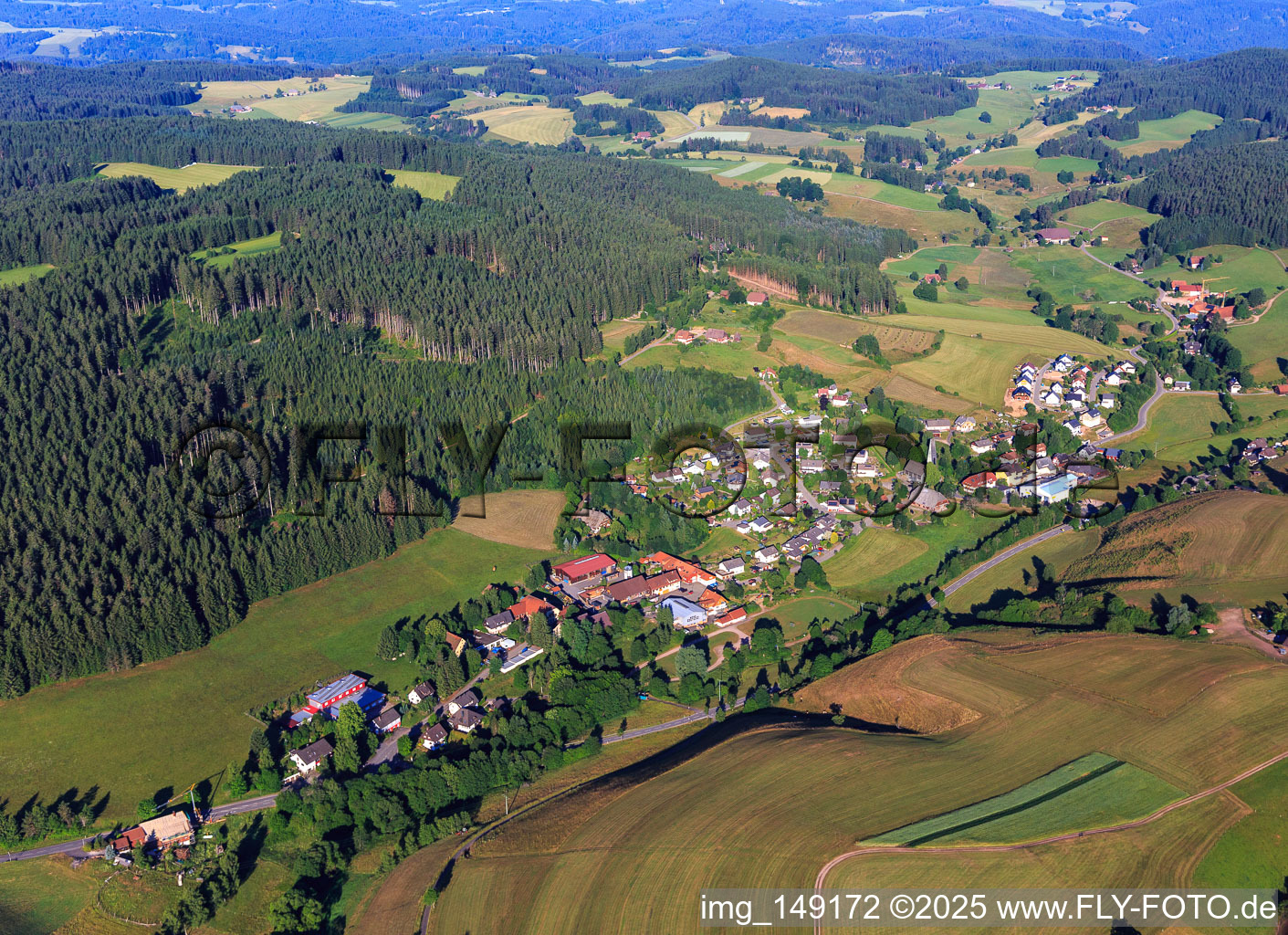 Vue aérienne de Vue du village depuis l'est à le quartier Langenschiltach in St. Georgen im Schwarzwald dans le département Bade-Wurtemberg, Allemagne