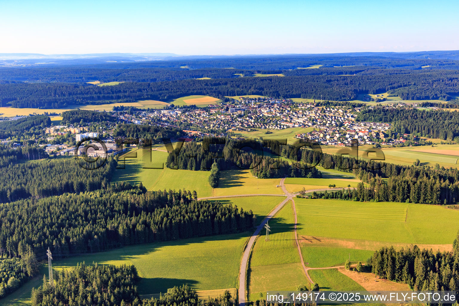 Vue aérienne de Vue de la ville depuis le nord à le quartier Saint Georgen im Schwarzwald in St. Georgen im Schwarzwald dans le département Bade-Wurtemberg, Allemagne