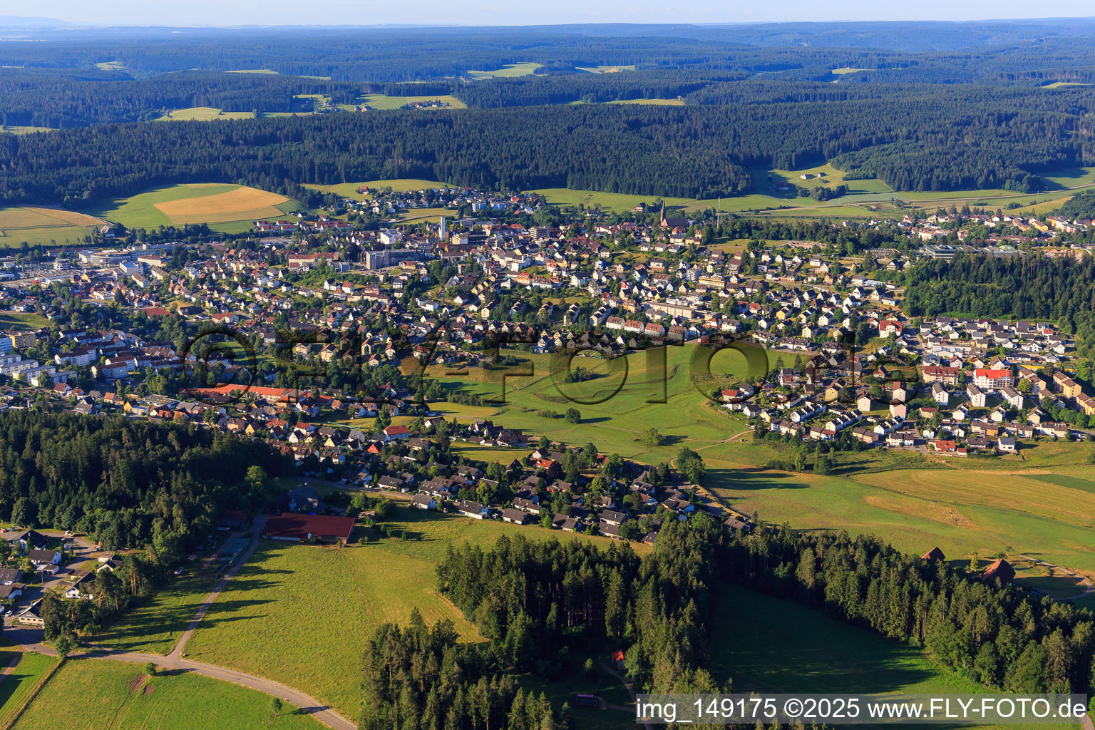 Vue aérienne de Vue de la ville depuis le nord à le quartier Saint Georgen im Schwarzwald in St. Georgen im Schwarzwald dans le département Bade-Wurtemberg, Allemagne
