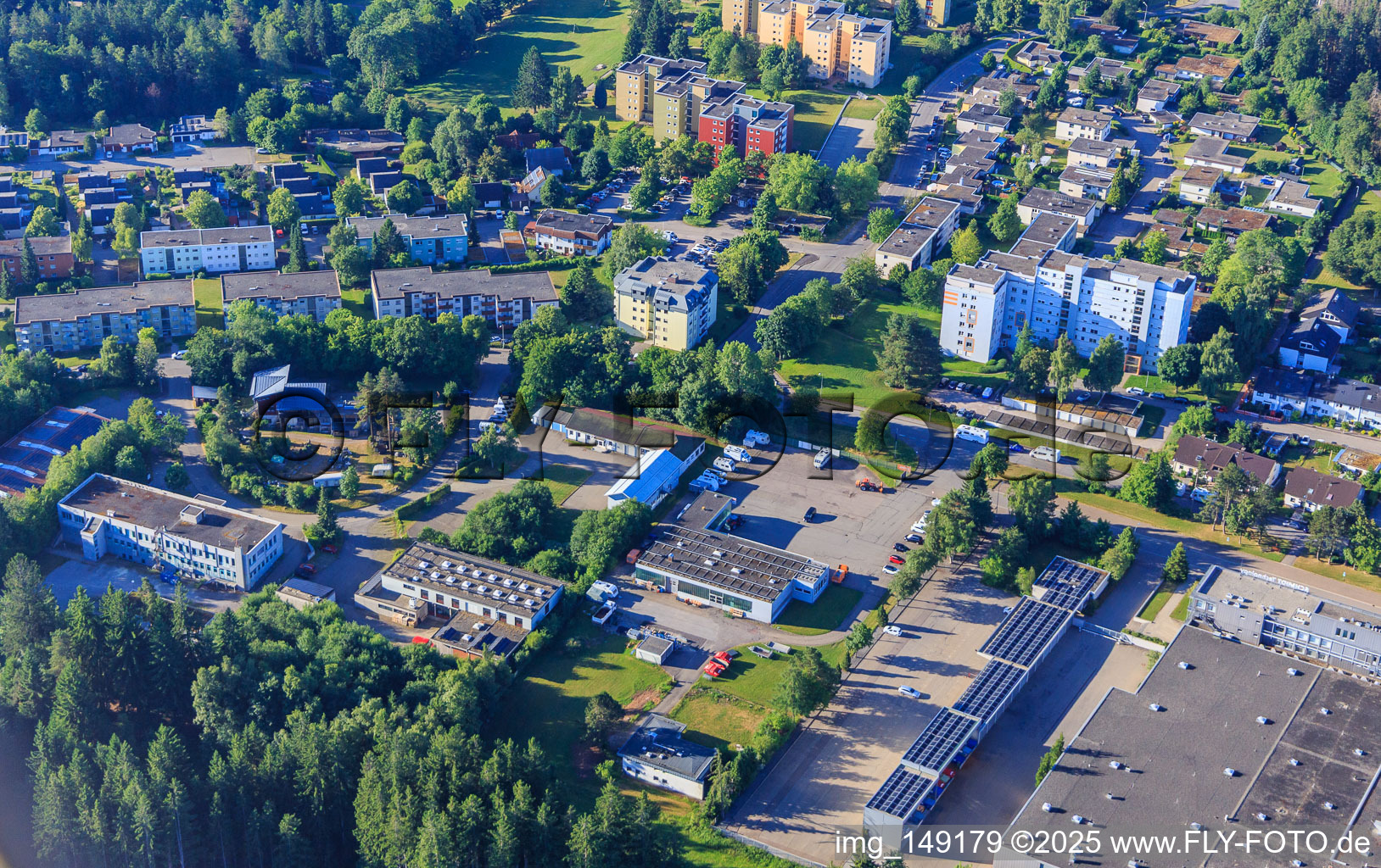 Vue aérienne de Zone industrielle Feldbergstraße avec Gebrüder Kieninger et swiss TAC GmbH Allemagne à le quartier Saint Georgen im Schwarzwald in St. Georgen im Schwarzwald dans le département Bade-Wurtemberg, Allemagne
