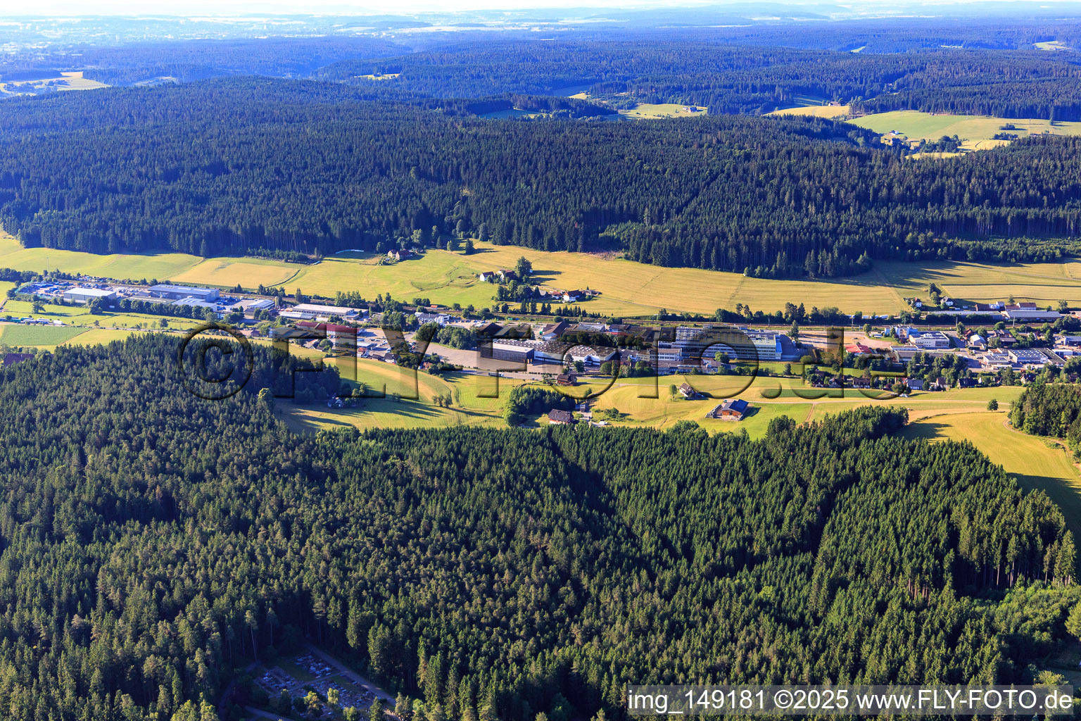 Vue aérienne de Zone industrielle Industriestraße vue du sud à le quartier Saint Georgen im Schwarzwald in St. Georgen im Schwarzwald dans le département Bade-Wurtemberg, Allemagne
