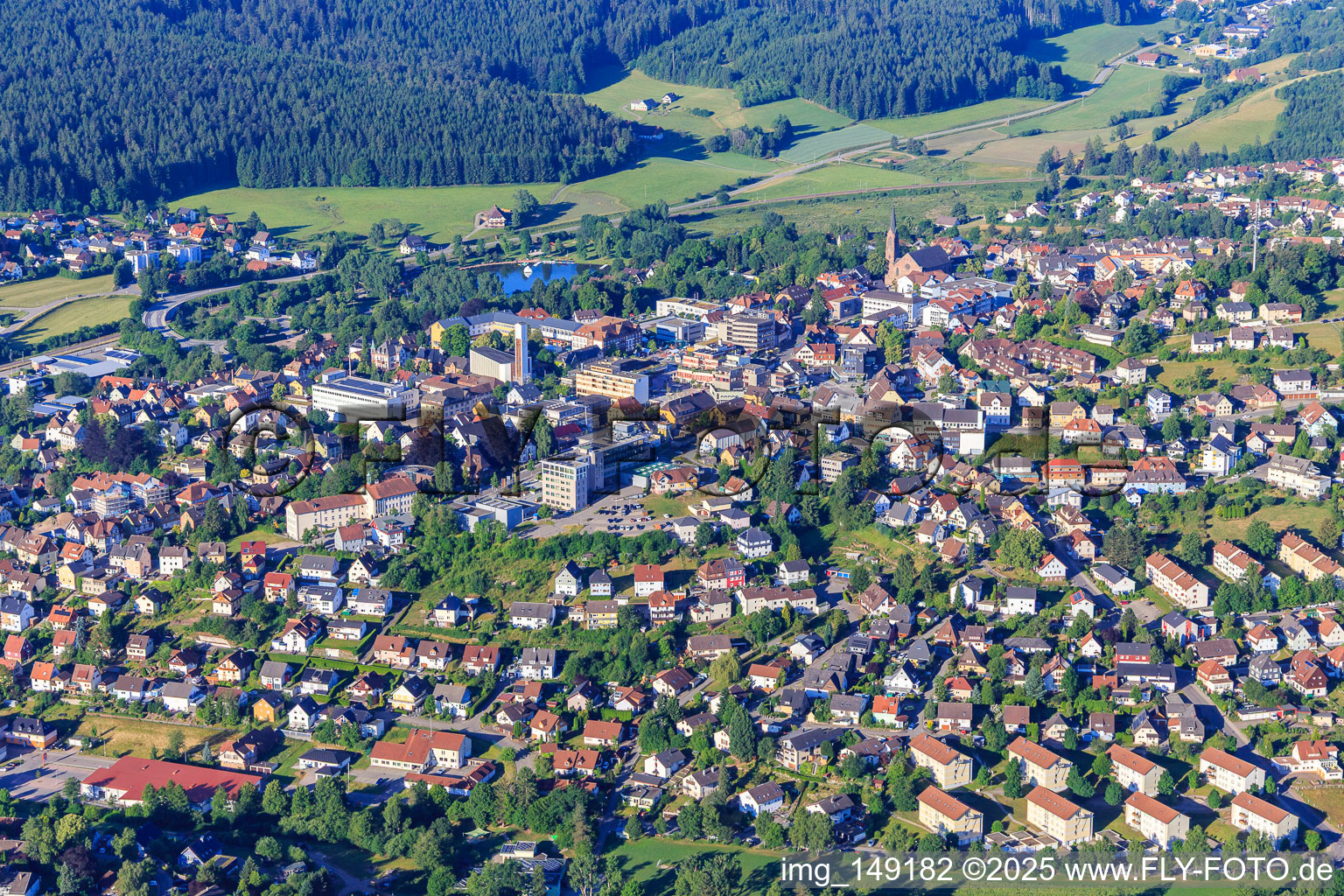 Vue aérienne de Vue de la ville depuis le nord-est à le quartier Saint Georgen im Schwarzwald in St. Georgen im Schwarzwald dans le département Bade-Wurtemberg, Allemagne