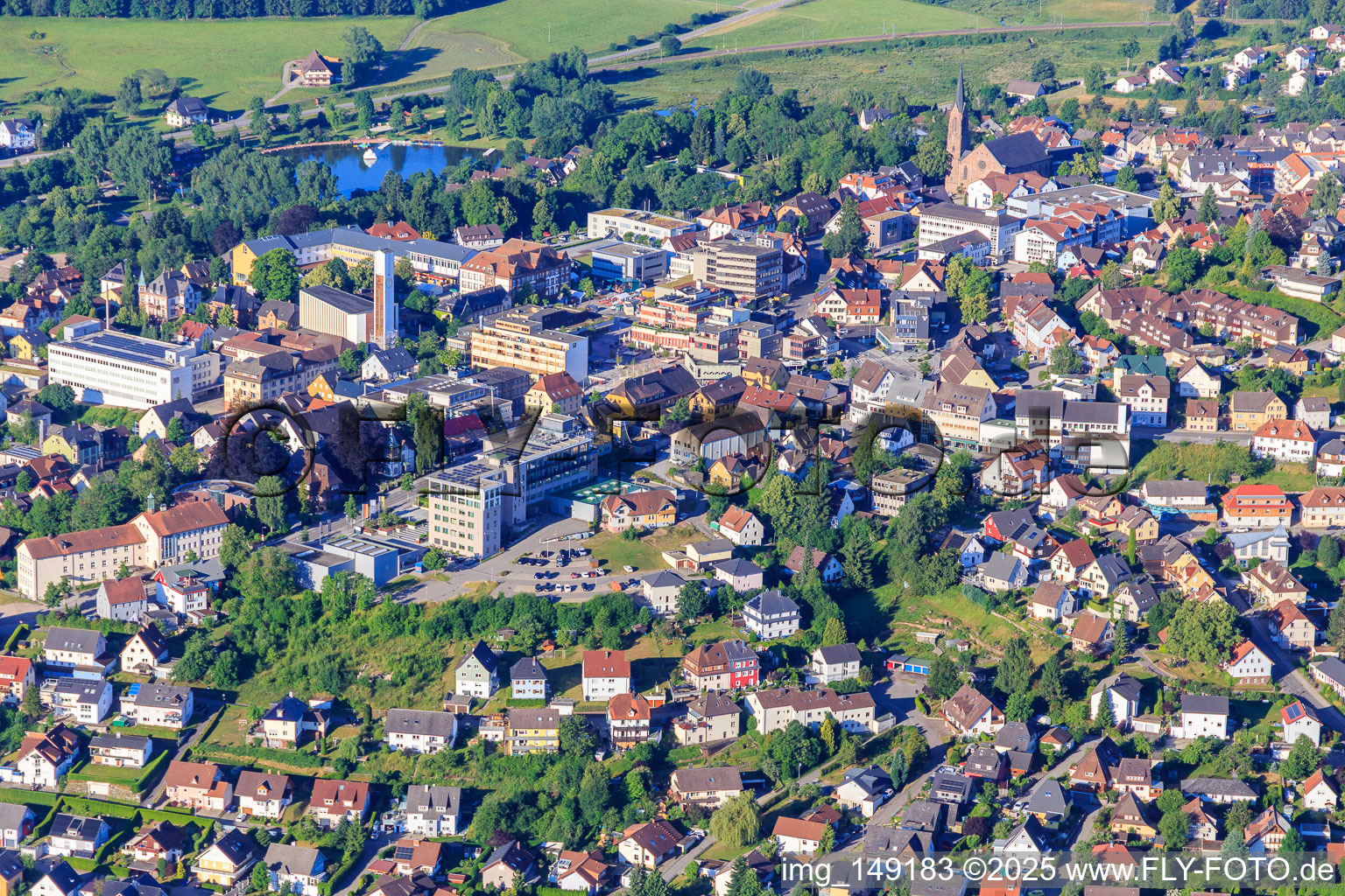 Vue aérienne de Centre-ville à le quartier Saint Georgen im Schwarzwald in St. Georgen im Schwarzwald dans le département Bade-Wurtemberg, Allemagne