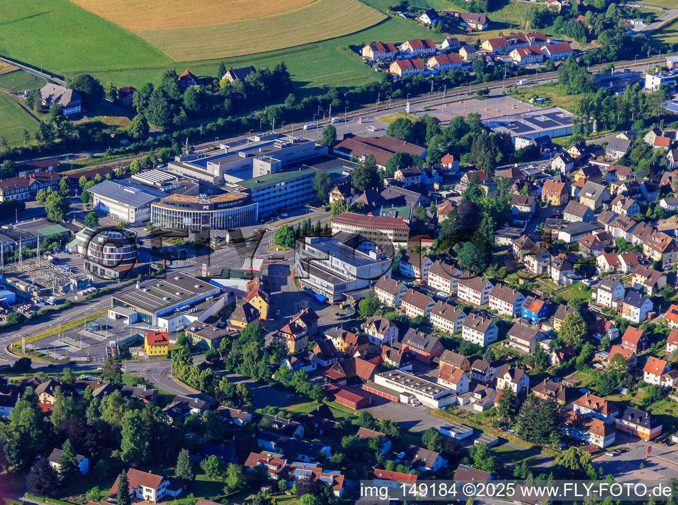 Vue aérienne de OTC ST. GEORGEN au PE Commercial Center Building 8 à la gare avec M&M Software GmbH, HMT – Häseler Metall Technik GmbH à le quartier Saint Georgen im Schwarzwald in St. Georgen im Schwarzwald dans le département Bade-Wurtemberg, Allemagne