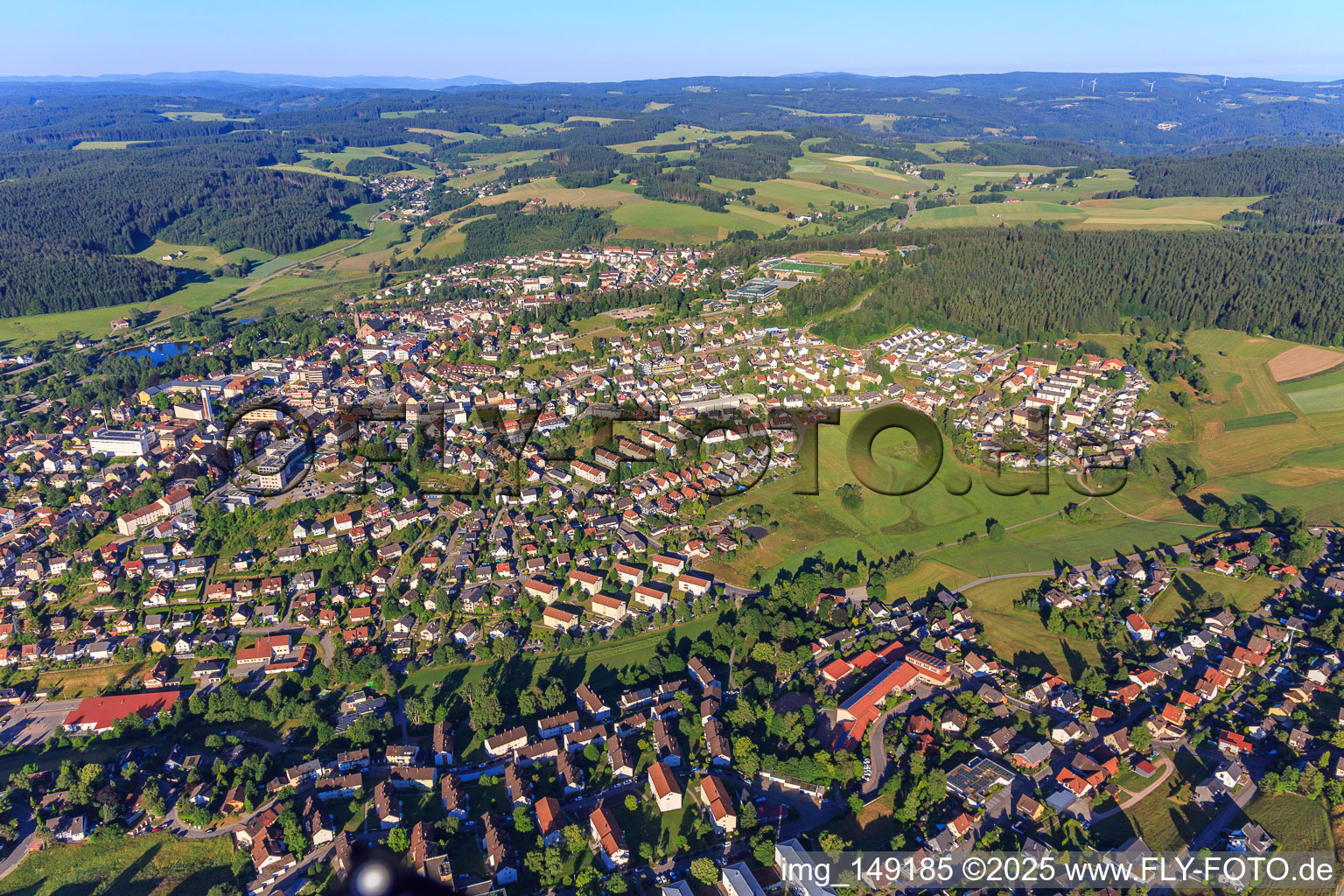 Vue aérienne de Vue d'ensemble de la ville depuis le nord-est à le quartier Saint Georgen im Schwarzwald in St. Georgen im Schwarzwald dans le département Bade-Wurtemberg, Allemagne