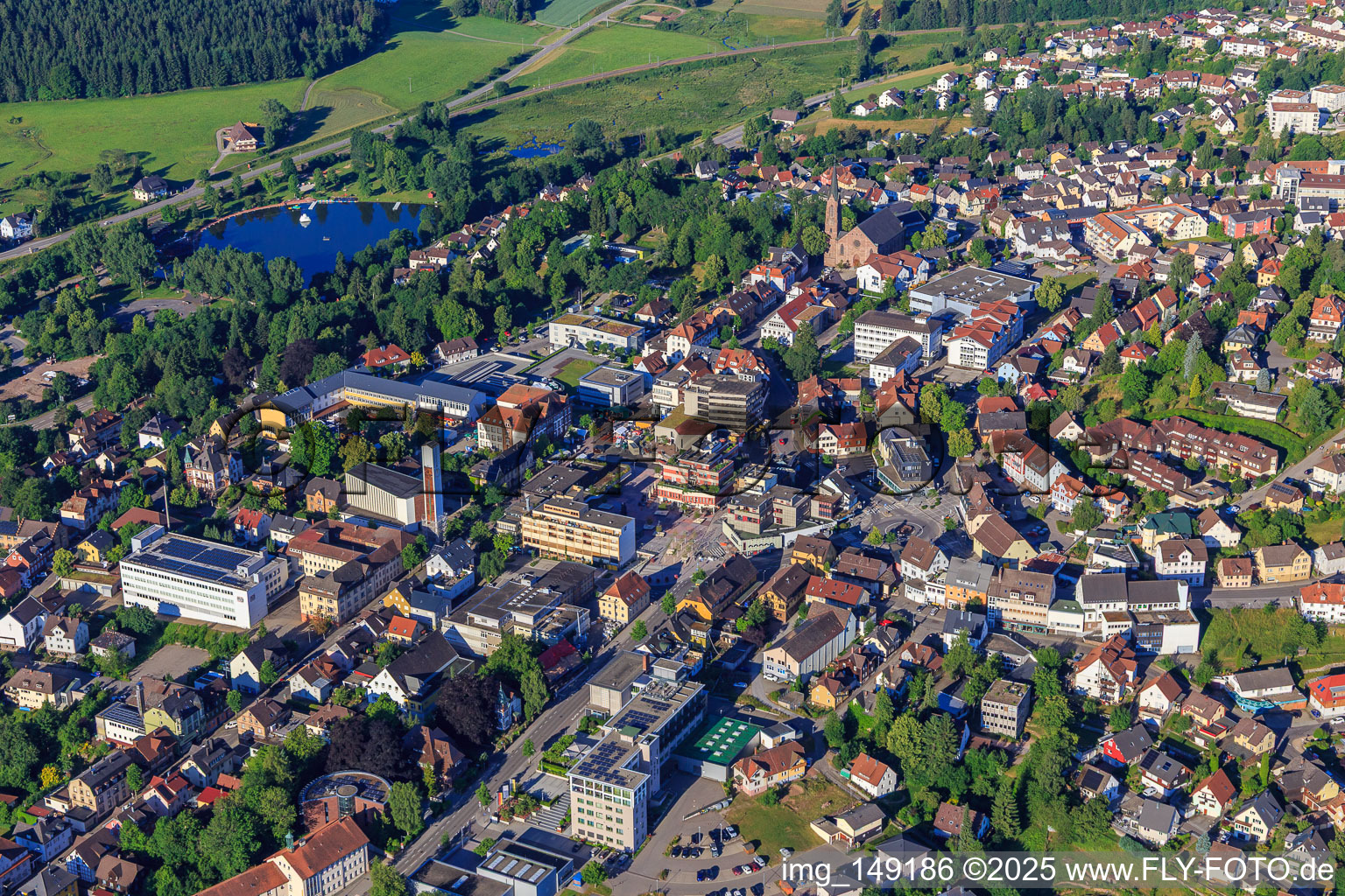 Vue aérienne de Centre-ville à le quartier Saint Georgen im Schwarzwald in St. Georgen im Schwarzwald dans le département Bade-Wurtemberg, Allemagne
