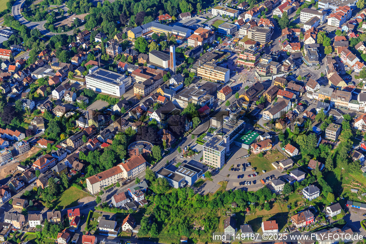 Vue aérienne de Bahnhofstraße avec l'école de musique pour jeunes St. Georgen-Furtwangen eV, l'hôtel FederWERK GmbH et l'église Saint-Georges à le quartier Saint Georgen im Schwarzwald in St. Georgen im Schwarzwald dans le département Bade-Wurtemberg, Allemagne