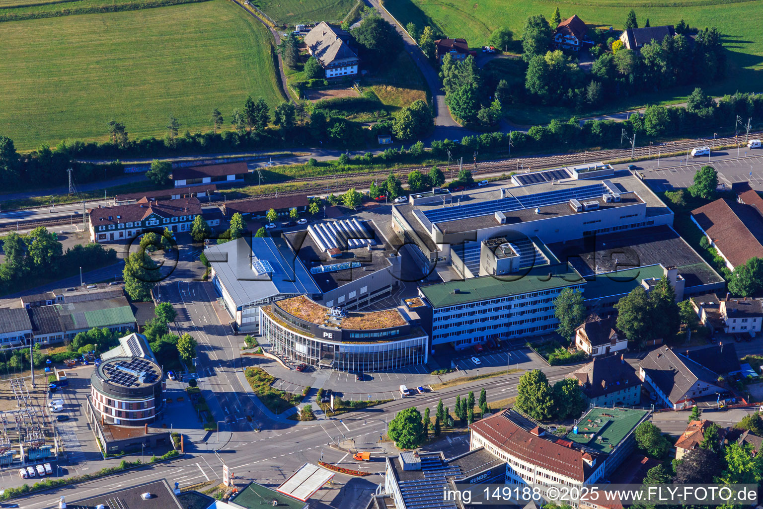 Vue aérienne de OTC ST. GEORGEN au centre commercial PE, bâtiment 8 à la gare avec M&M Software GmbH, HMT – Häseler Metall Technik GmbH et EGT Gebäudetechnik GmbH - site de St. Georgen à le quartier Saint Georgen im Schwarzwald in St. Georgen im Schwarzwald dans le département Bade-Wurtemberg, Allemagne