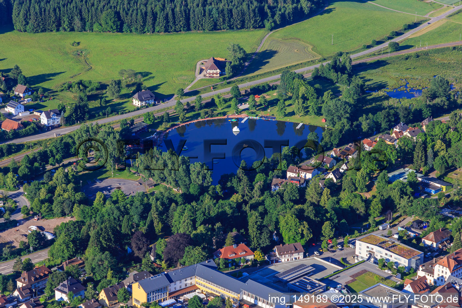 Vue aérienne de Maison de plage et de lac au Klosterweiher à le quartier Saint Georgen im Schwarzwald in St. Georgen im Schwarzwald dans le département Bade-Wurtemberg, Allemagne