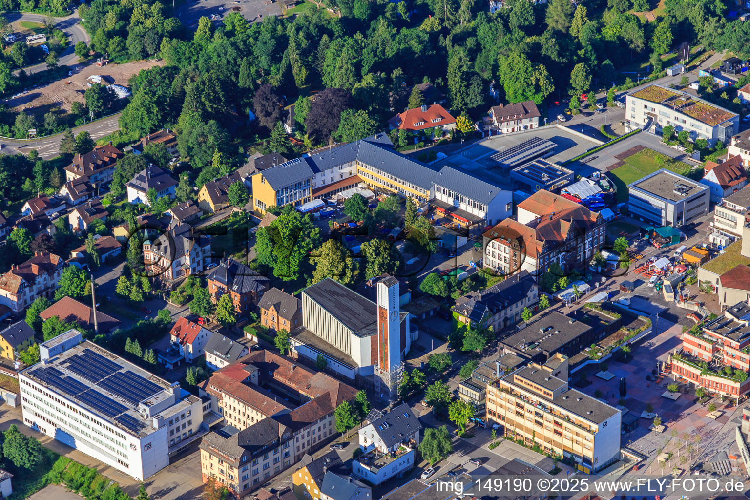 Vue aérienne de Gewerbehallestraße avec l'église Saint-Georges et l'école Robert Gerwig à le quartier Saint Georgen im Schwarzwald in St. Georgen im Schwarzwald dans le département Bade-Wurtemberg, Allemagne