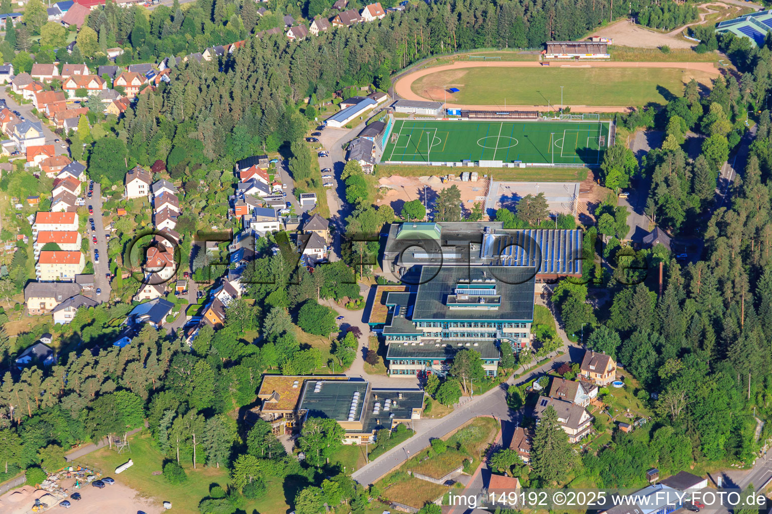 Vue aérienne de Piscine couverte, lycée, gymnase Thomas-Strittmatter et stade Roßberg à le quartier Saint Georgen im Schwarzwald in St. Georgen im Schwarzwald dans le département Bade-Wurtemberg, Allemagne