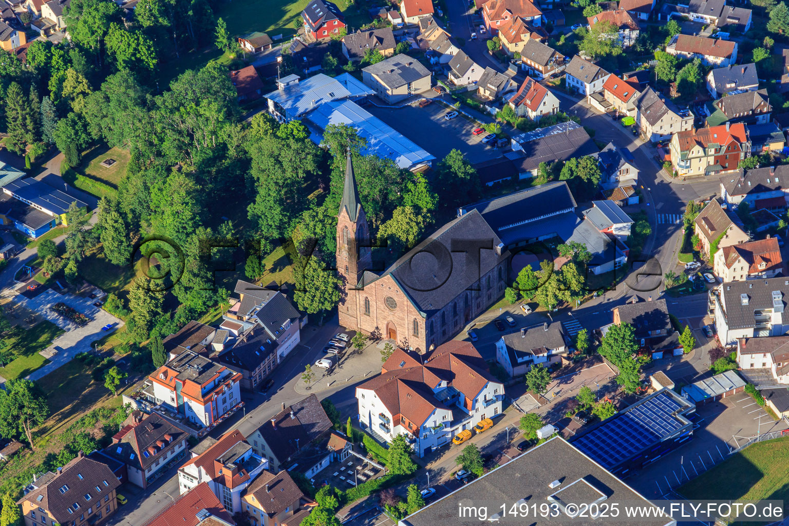Vue aérienne de Église Saint-Laurent à le quartier Saint Georgen im Schwarzwald in St. Georgen im Schwarzwald dans le département Bade-Wurtemberg, Allemagne